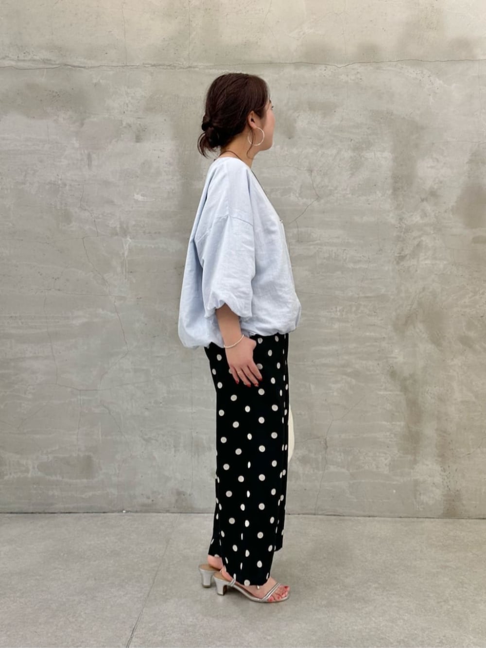 ホワイト系のトートバッグ、ブルー系のシャツ/ブラウス、ブラック系のその他パンツを着用したレディースの冬コーディネートの3枚目の写真