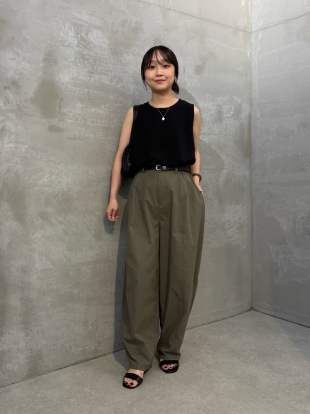 グリーン系のその他パンツ、ブラック系のキャミソールを着用したレディースの夏コーディネートの2枚目の写真