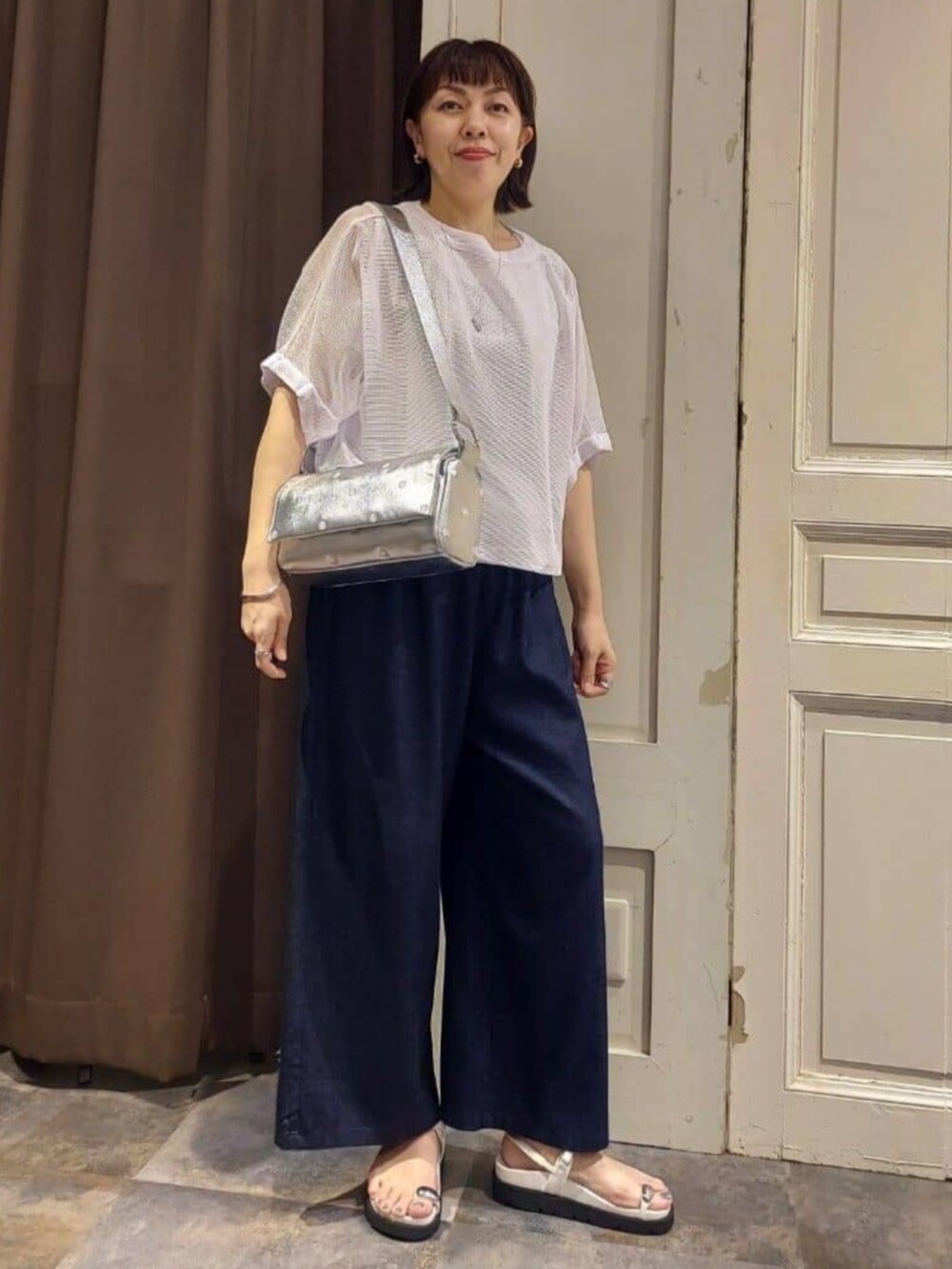 ブルー系のその他パンツを着用したレディースの春コーディネートの2枚目の写真