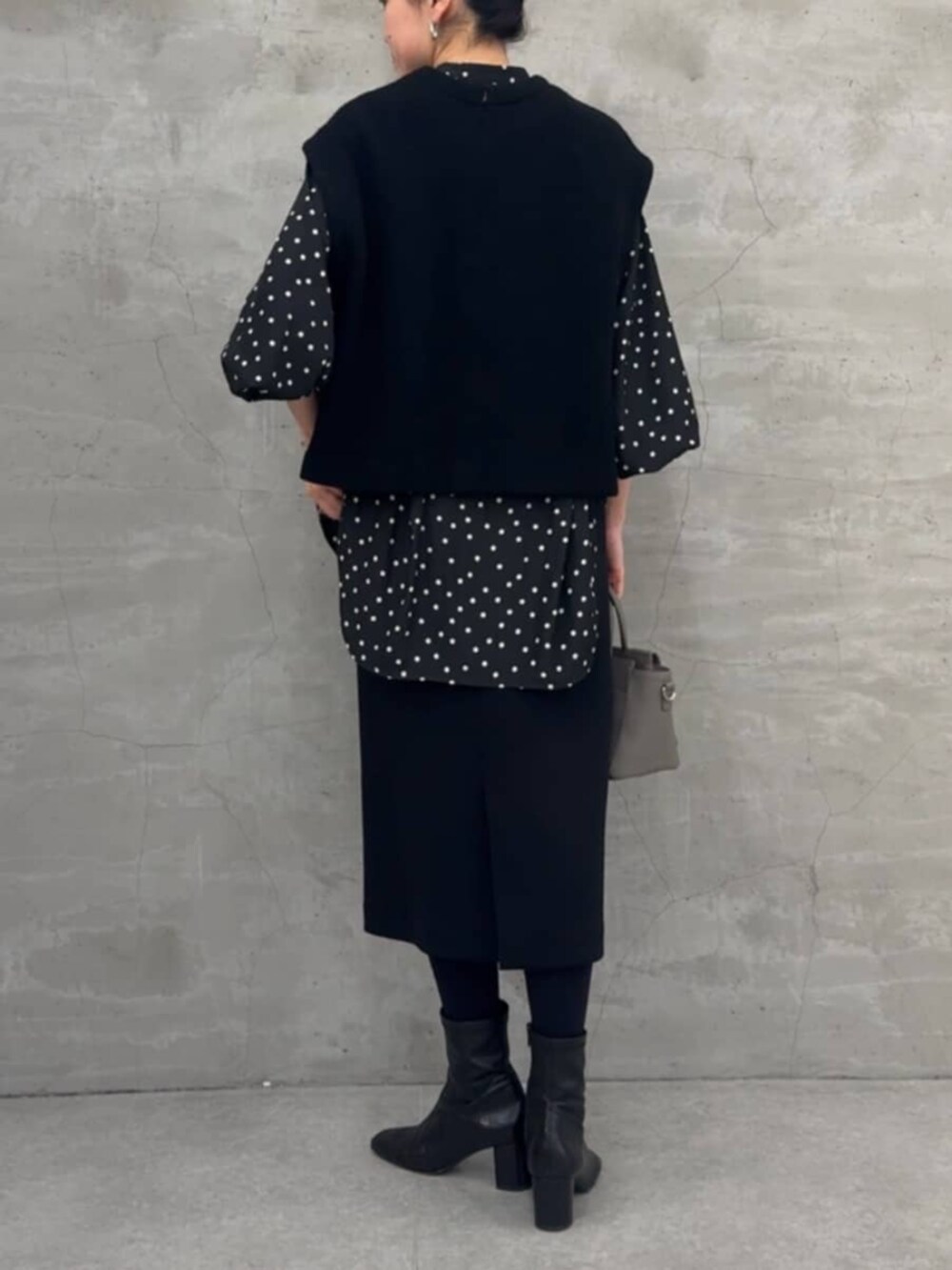 ブラック系のスカート、ブラック系のシャツ/ブラウスを着用したレディースの冬コーディネートの4枚目の写真