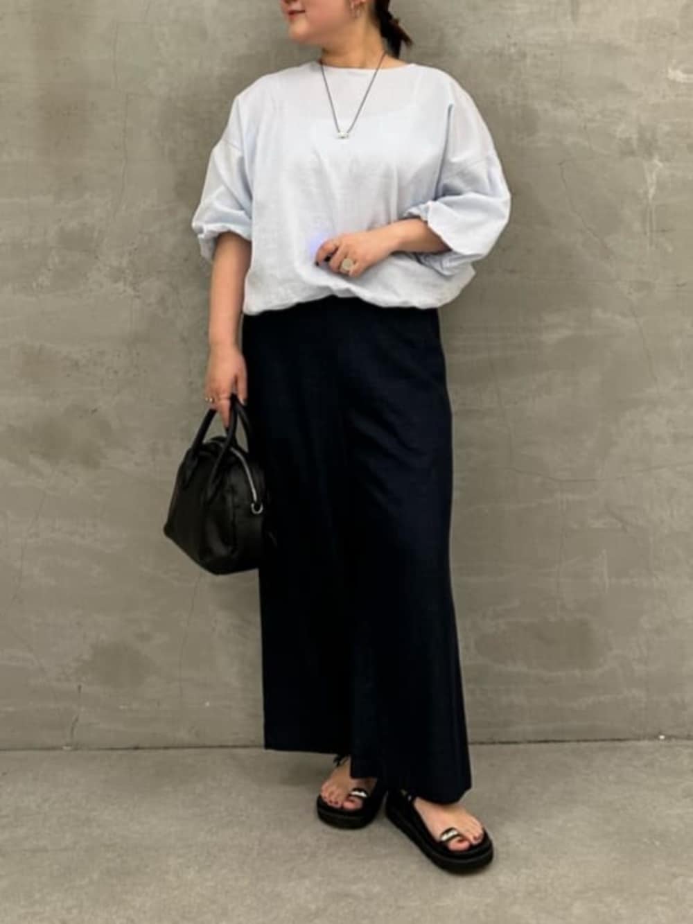 ブルー系のその他パンツ、ブルー系のシャツ/ブラウス、ブラック系のサンダルを着用したレディースの冬コーディネートの3枚目の写真