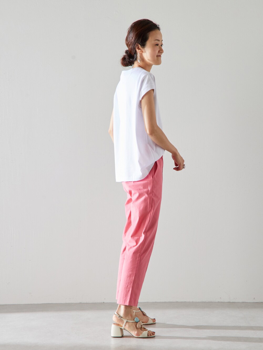 ピンク系のその他パンツを着用したレディースの夏コーディネートの2枚目の写真
