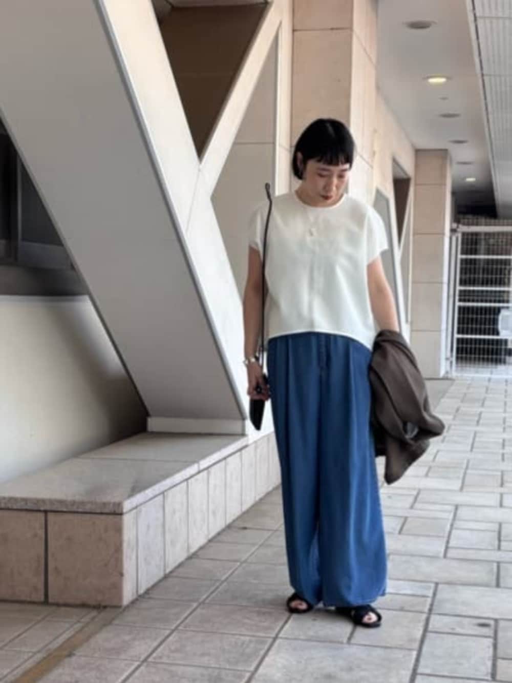 ホワイト系のシャツ/ブラウス、ブルー系のその他パンツを着用したレディースの春コーディネートの6枚目の写真