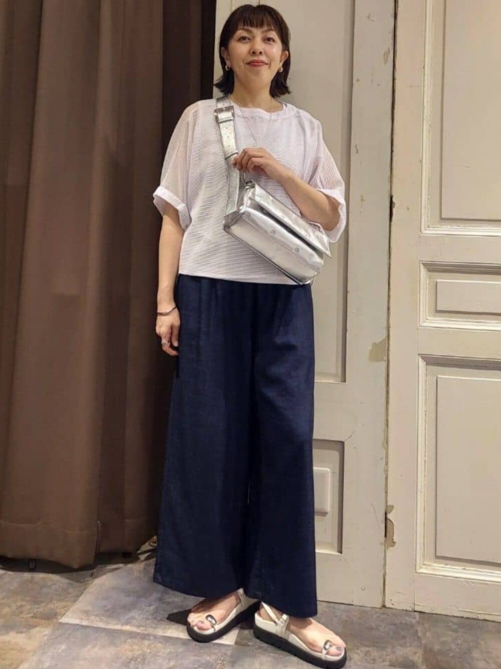 ブルー系のその他パンツを着用したレディースの春コーディネートの3枚目の写真