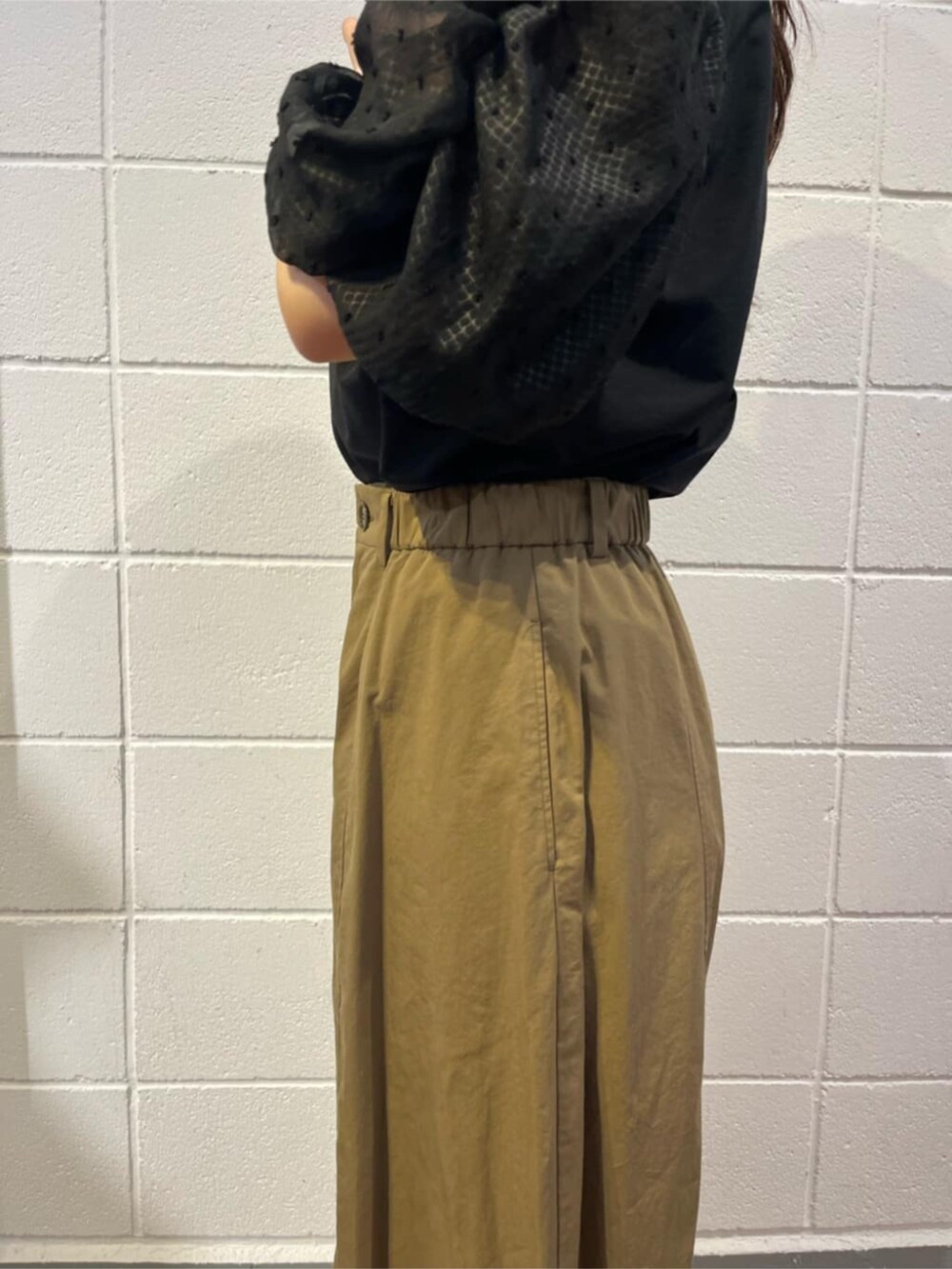 イエロー系のその他パンツ、ブラック系のシャツ/ブラウスを着用したレディースの夏コーディネートの8枚目の写真