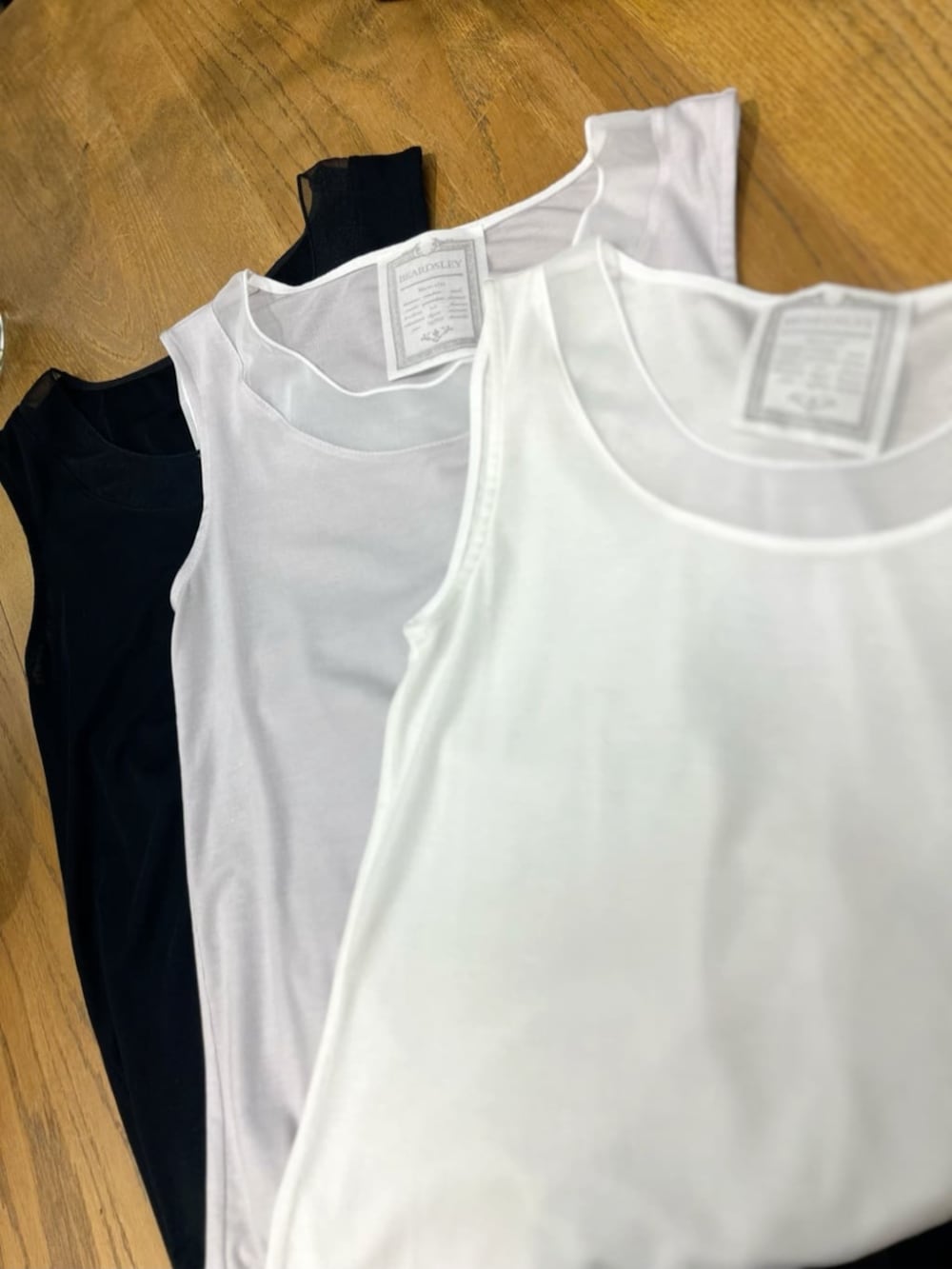 ブルー系のシャツ/ブラウス、ホワイト系のトートバッグ、ホワイト系のその他パンツを着用したレディースの春コーディネートの9枚目の写真