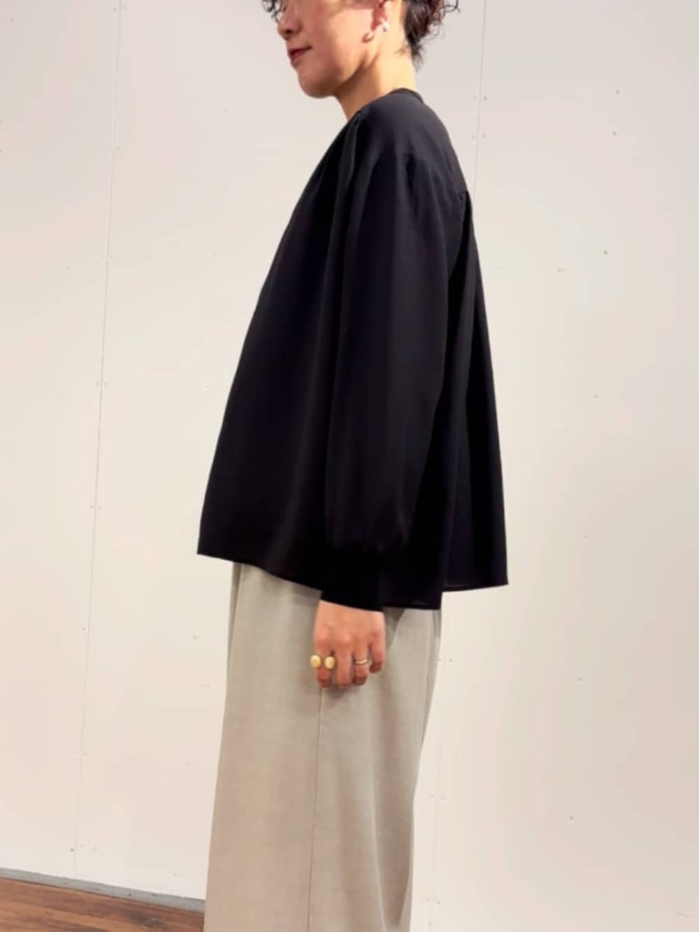 ブラック系のシャツ/ブラウス、グレー系のその他パンツを着用したレディースの冬コーディネートの8枚目の写真