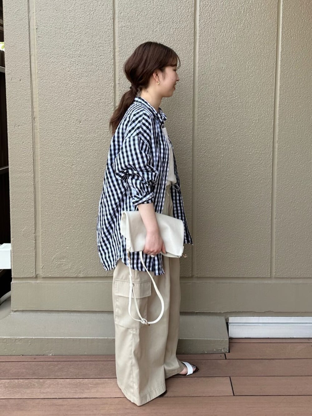 ブラック系のシャツ/ブラウス、ホワイト系のタンクトップ、ホワイト系のトートバッグを着用したレディースの夏コーディネートの2枚目の写真