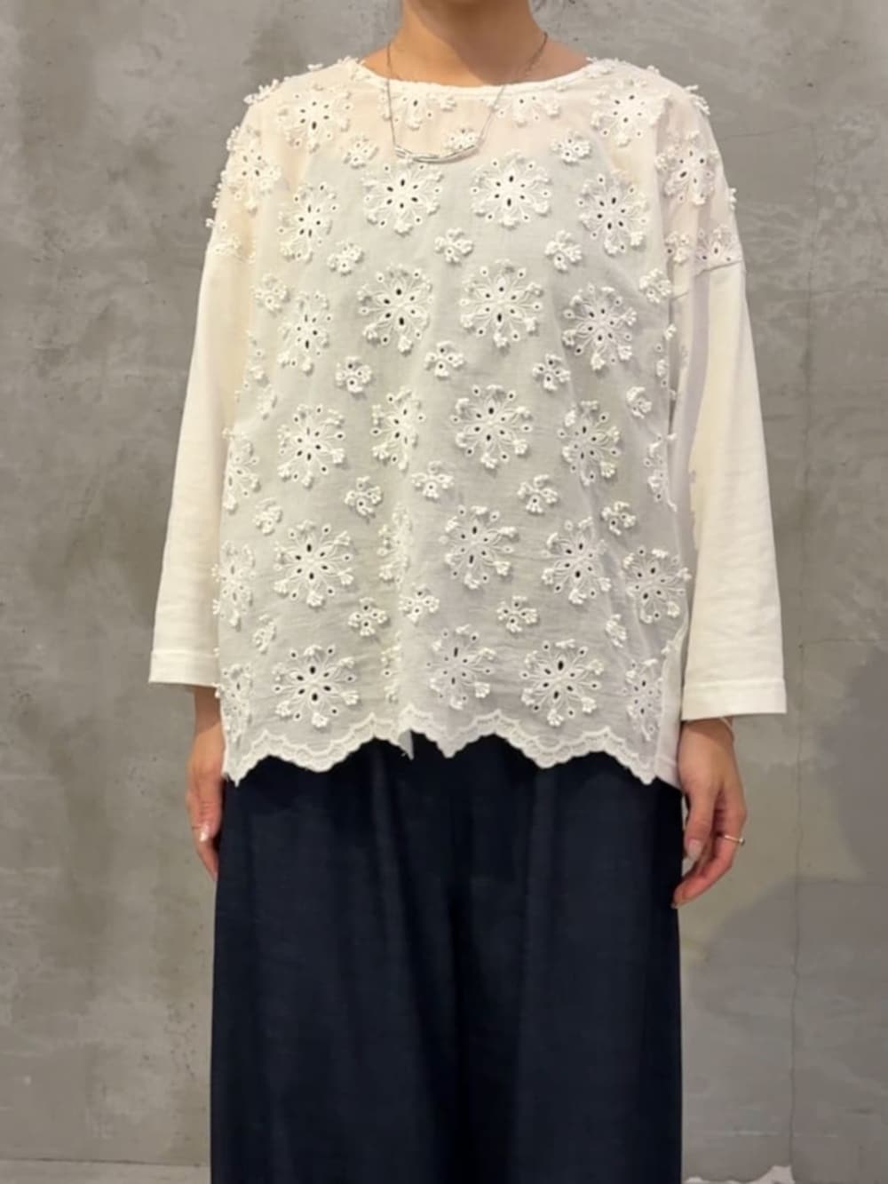 ブルー系のその他パンツ、ホワイト系のTシャツ/カットソーを着用したレディースの夏コーディネートの8枚目の写真