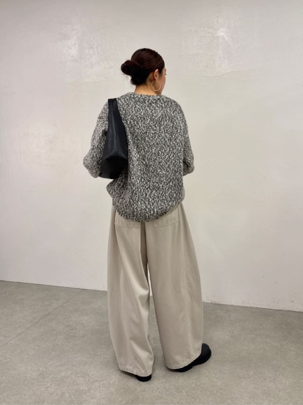 ブラック系のローファー、ホワイト系のその他パンツ、グレー系のニット/セーターを着用したレディースの秋コーディネートの4枚目の写真