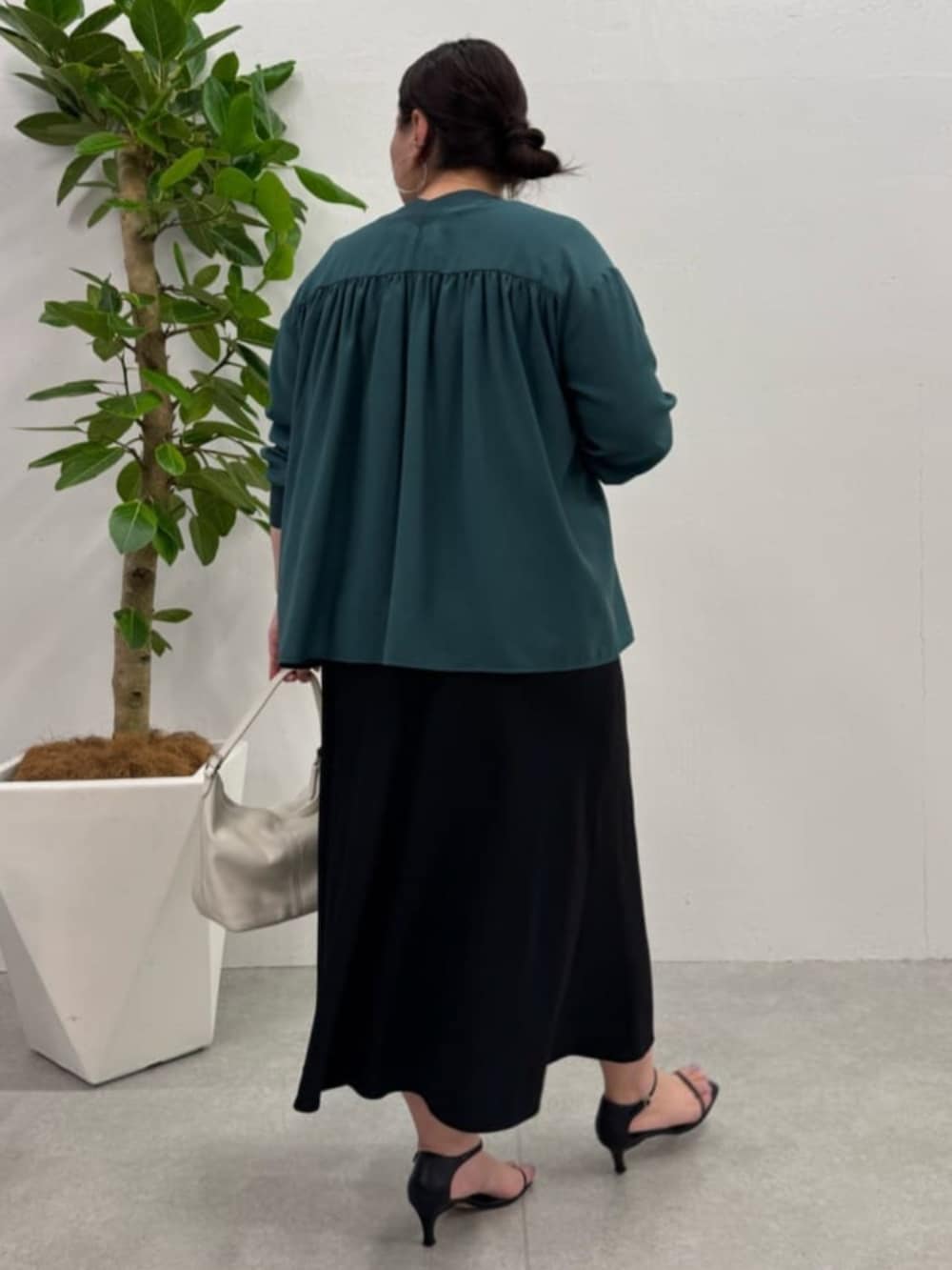 ブラック系のスカート、グリーン系のシャツ/ブラウスを着用したレディースの夏コーディネートの6枚目の写真