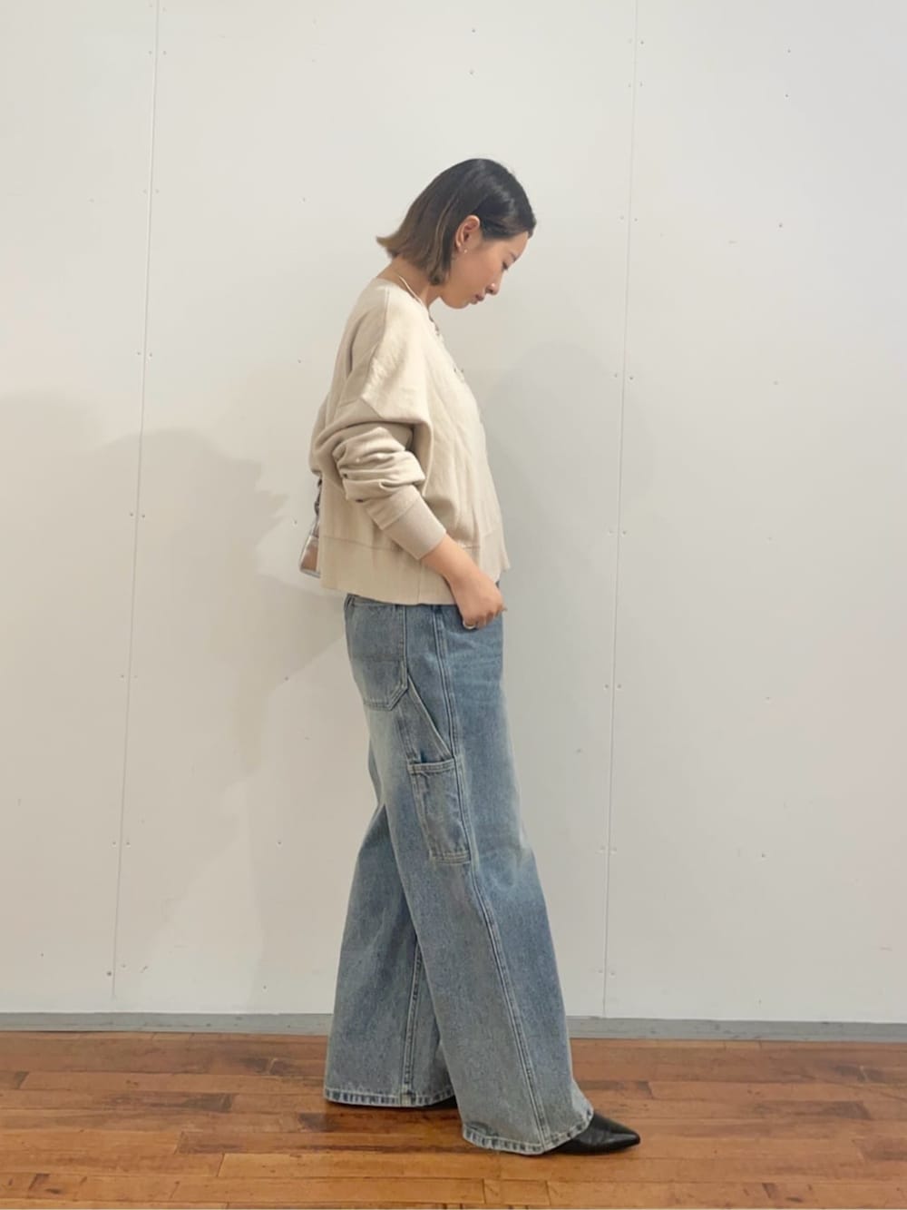 ブルー系のデニムパンツ、ベージュ系のカーディガン/ボレロを着用したレディースの夏コーディネートの2枚目の写真