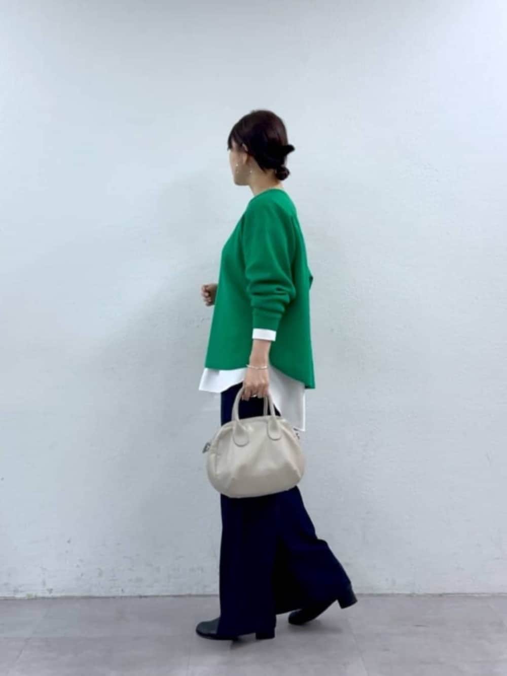 ブルー系のその他パンツ、グリーン系のニット/セーターを着用したレディースの秋コーディネートの5枚目の写真