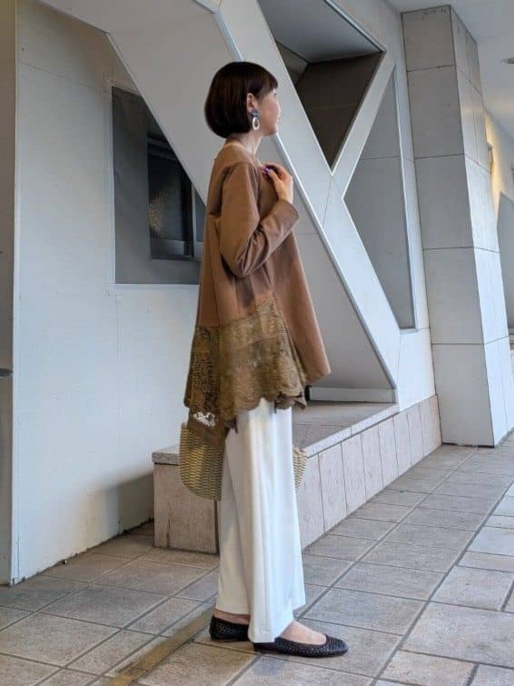 ホワイト系のその他パンツ、ブラウン系のTシャツ/カットソーを着用したレディースの冬コーディネートの5枚目の写真