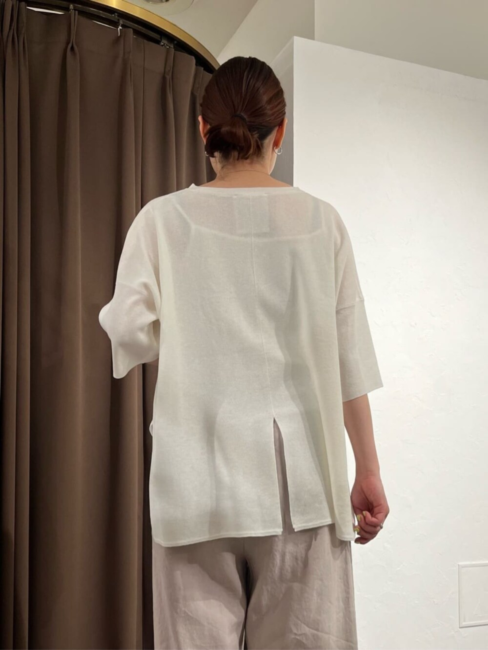 グレー系のその他パンツ、ホワイト系のニット/セーターを着用したレディースの夏コーディネートの6枚目の写真