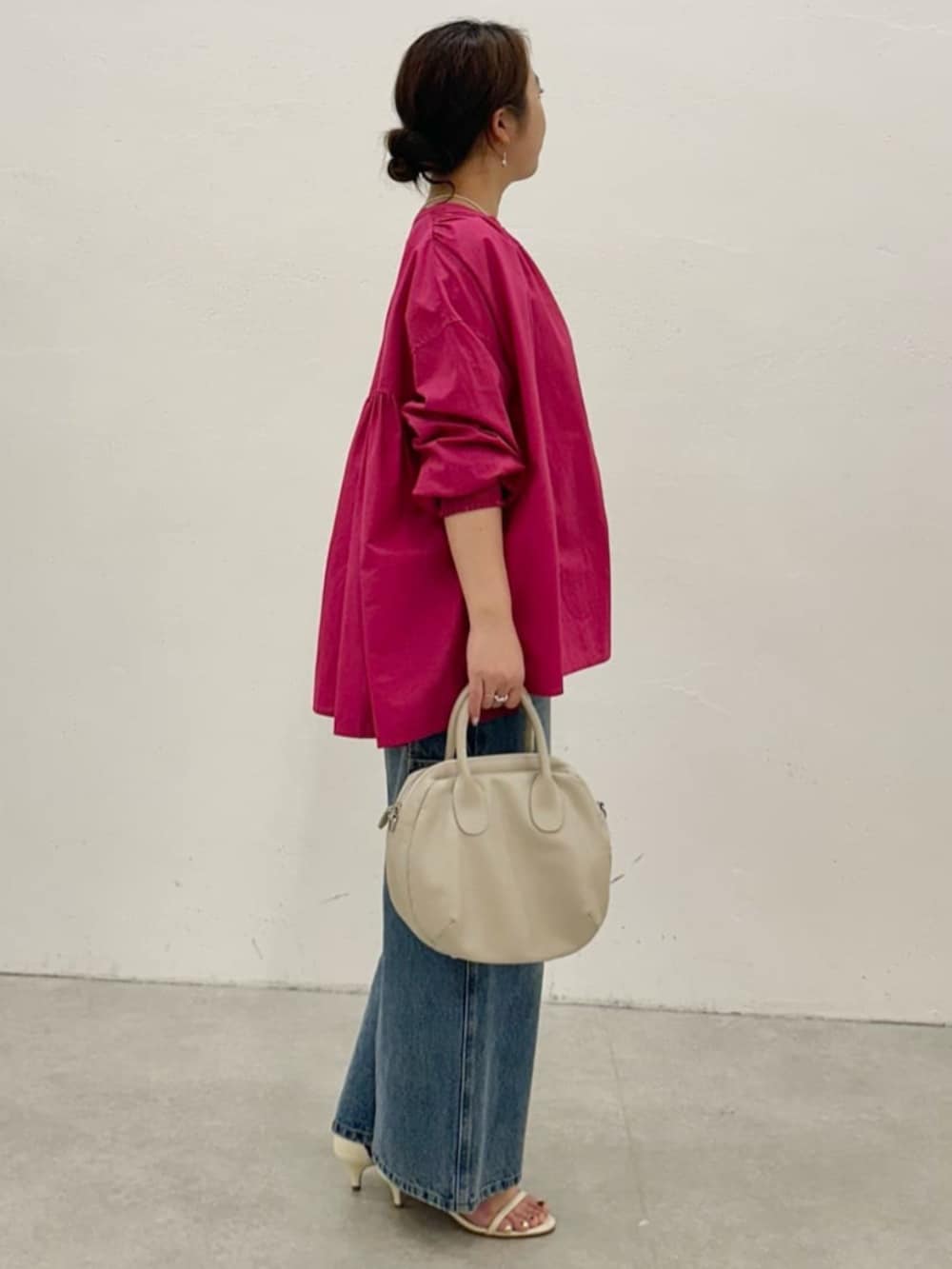ブルー系のその他パンツ、ピンク系のシャツ/ブラウスを着用したレディースの夏コーディネートの2枚目の写真
