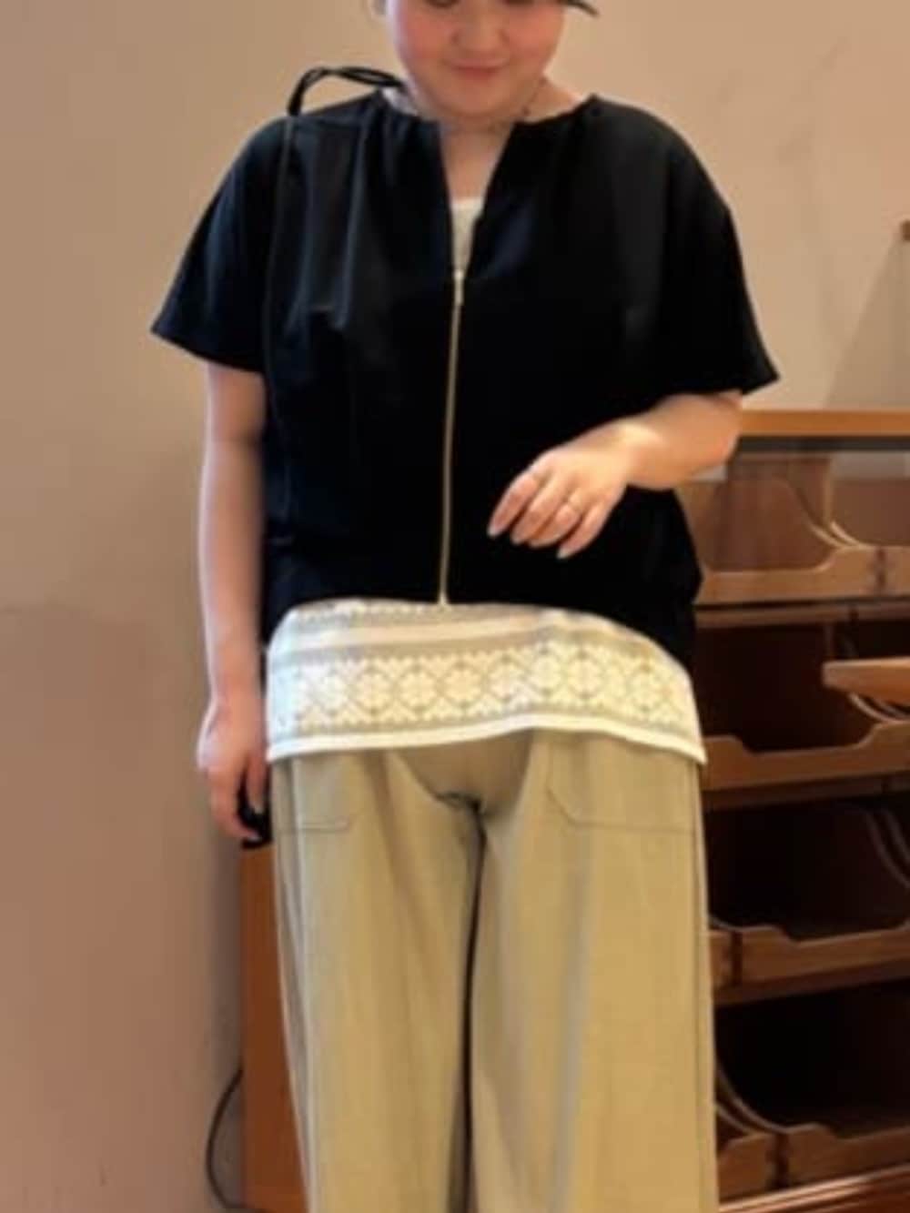 グリーン系のその他パンツ、ホワイト系のシャツ/ブラウス、ブラック系のベストを着用したレディースの春コーディネートの5枚目の写真
