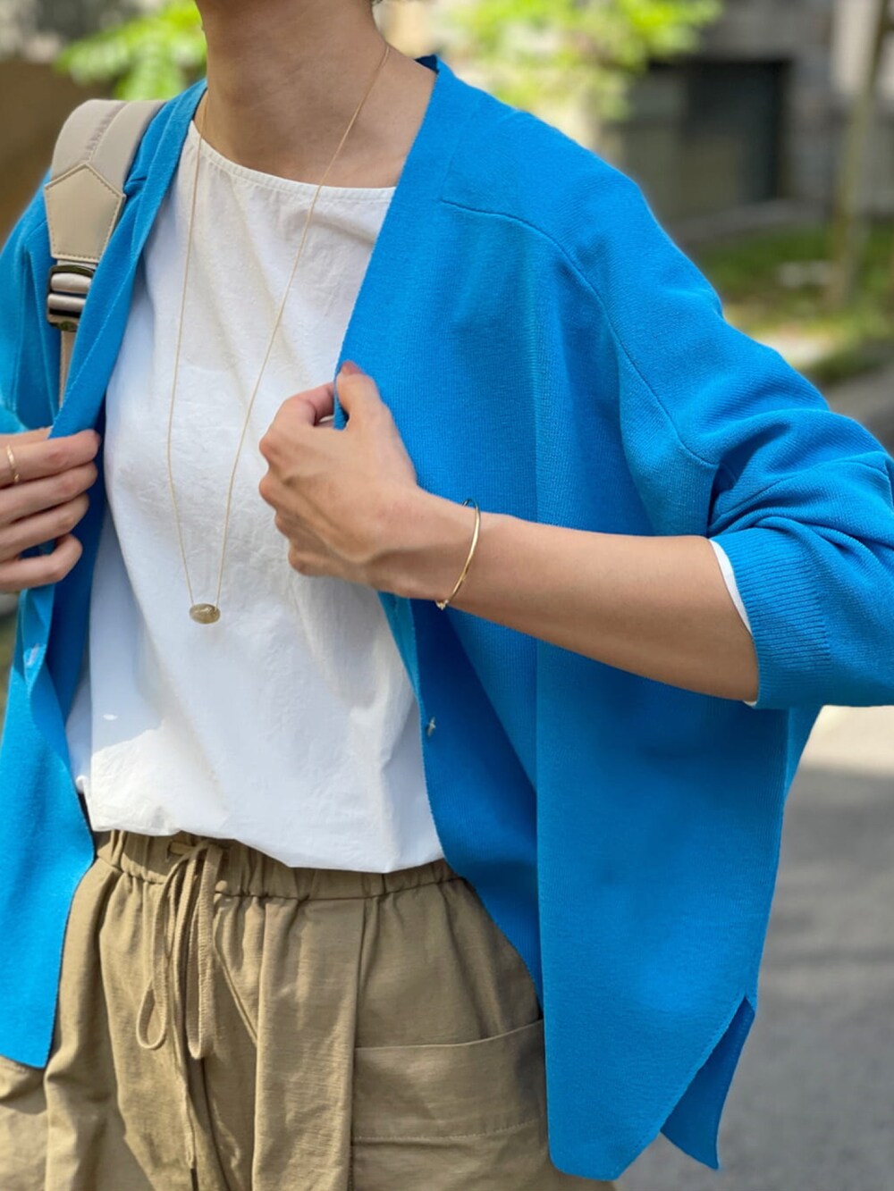 ブルー系のカーディガン/ボレロ、ホワイト系のシャツ/ブラウスを着用したレディースの夏コーディネートの3枚目の写真