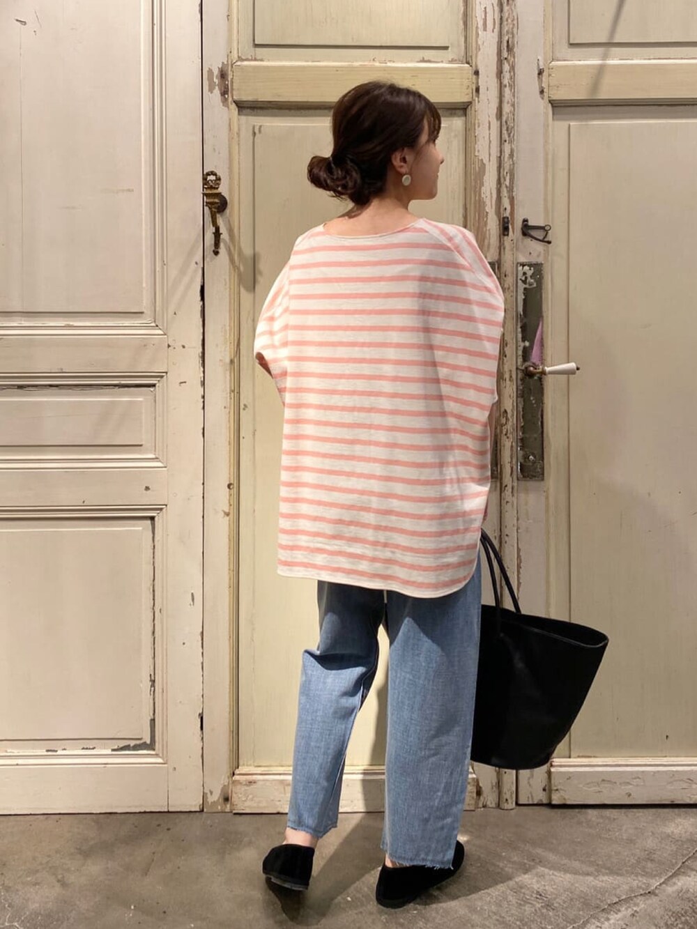 ピンク系のTシャツ/カットソー、ブルー系のデニムパンツを着用したレディースの夏コーディネートの3枚目の写真