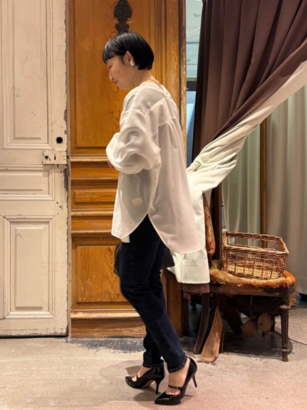 ブルー系のデニムパンツ、ホワイト系のシャツ/ブラウスを着用したレディースの冬コーディネートの4枚目の写真