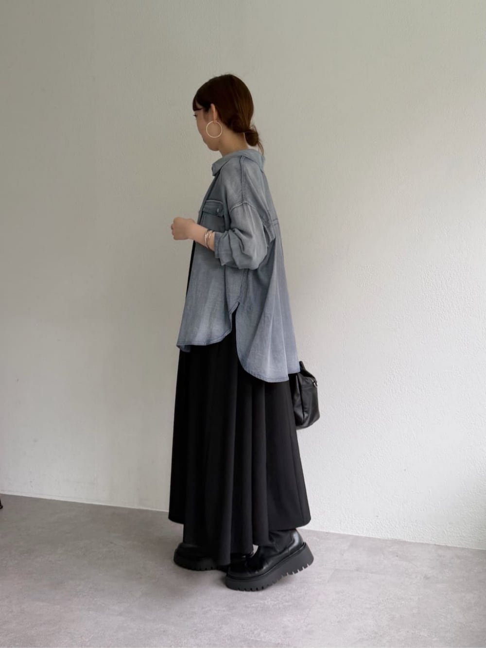 ブラック系のワンピース、ブルー系のシャツ/ブラウスを着用したレディースの夏コーディネートの2枚目の写真