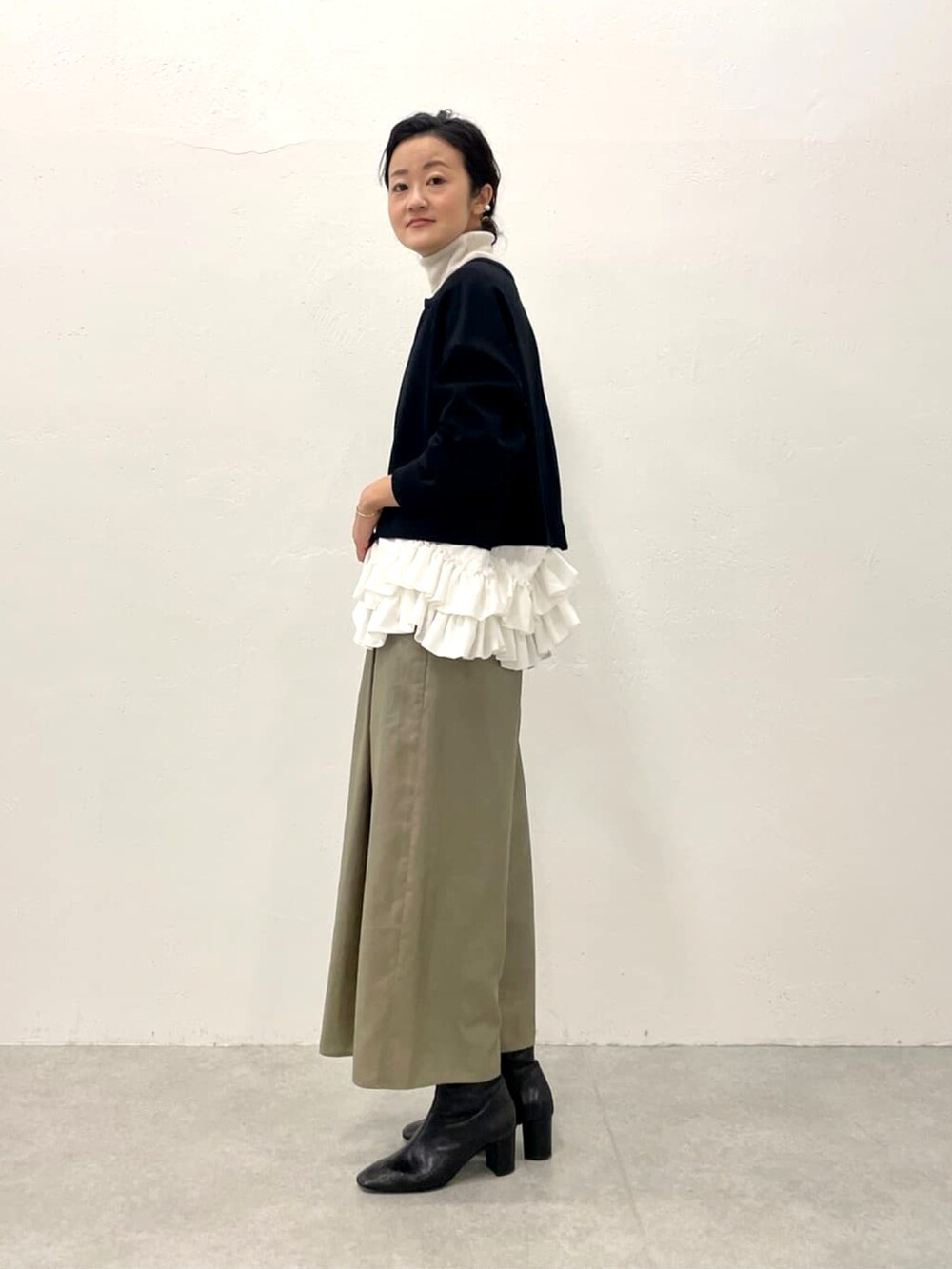 ブラック系のブルゾン、グリーン系のその他パンツ、ホワイト系のニット/セーターを着用したレディースの冬コーディネートの2枚目の写真