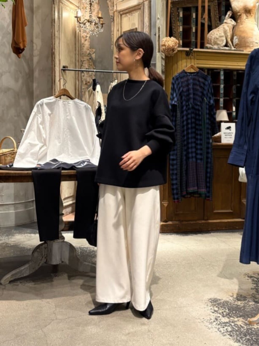 ブラック系のTシャツ/カットソー、ホワイト系のその他パンツを着用したレディースの冬コーディネートの5枚目の写真