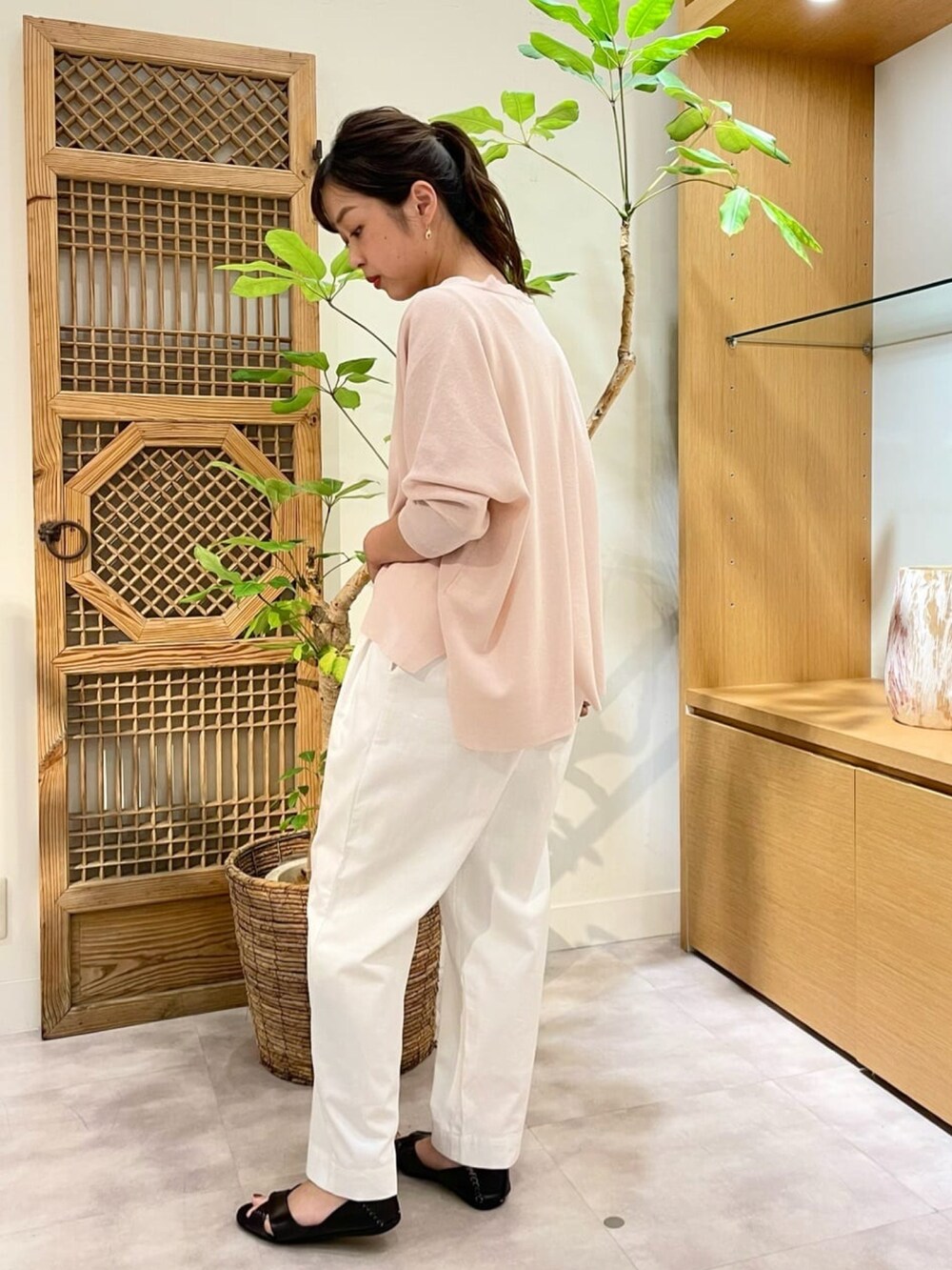 ピンク系のカーディガン/ボレロ、ホワイト系のその他パンツ、ブラック系のサンダルを着用したレディースの夏コーディネートの3枚目の写真