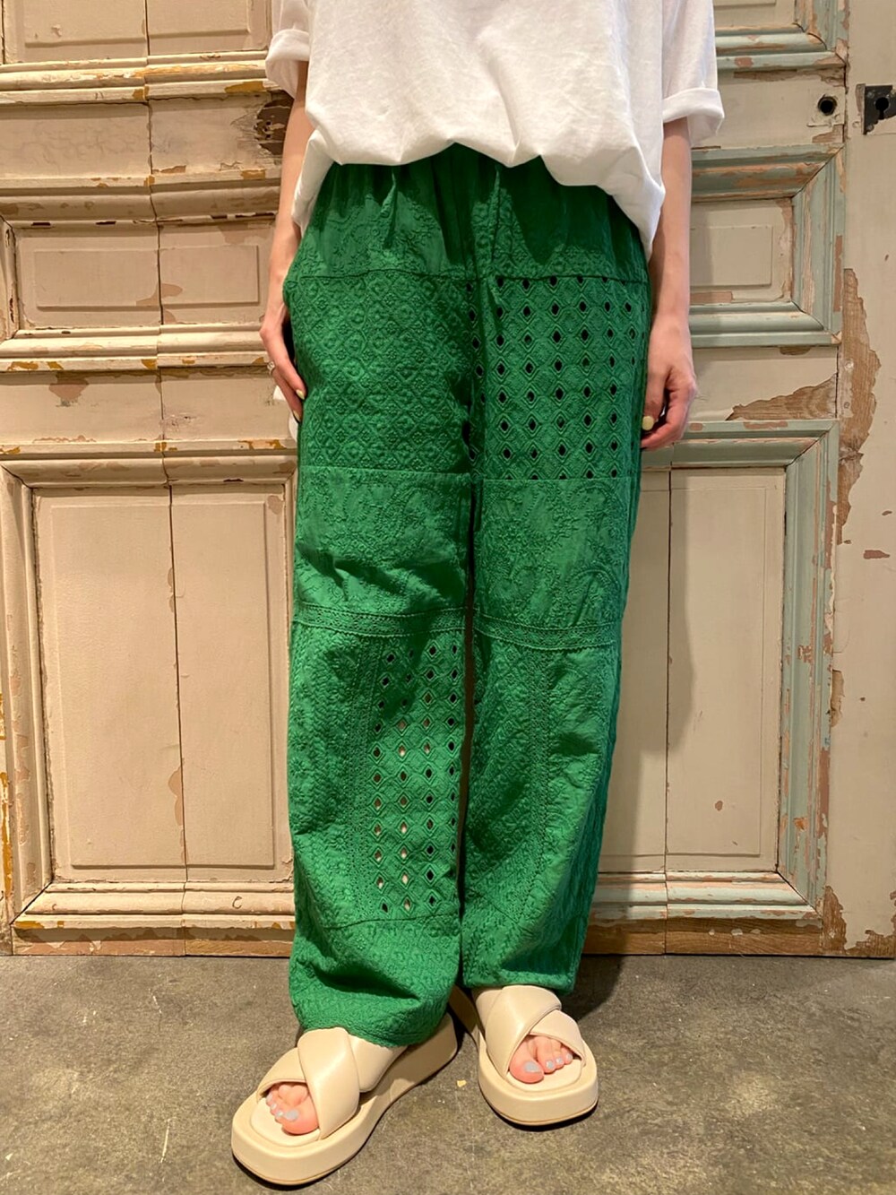 ホワイト系のTシャツ/カットソー、グリーン系のその他パンツ、ブラック系のかごバッグを着用したレディースの春コーディネートの4枚目の写真