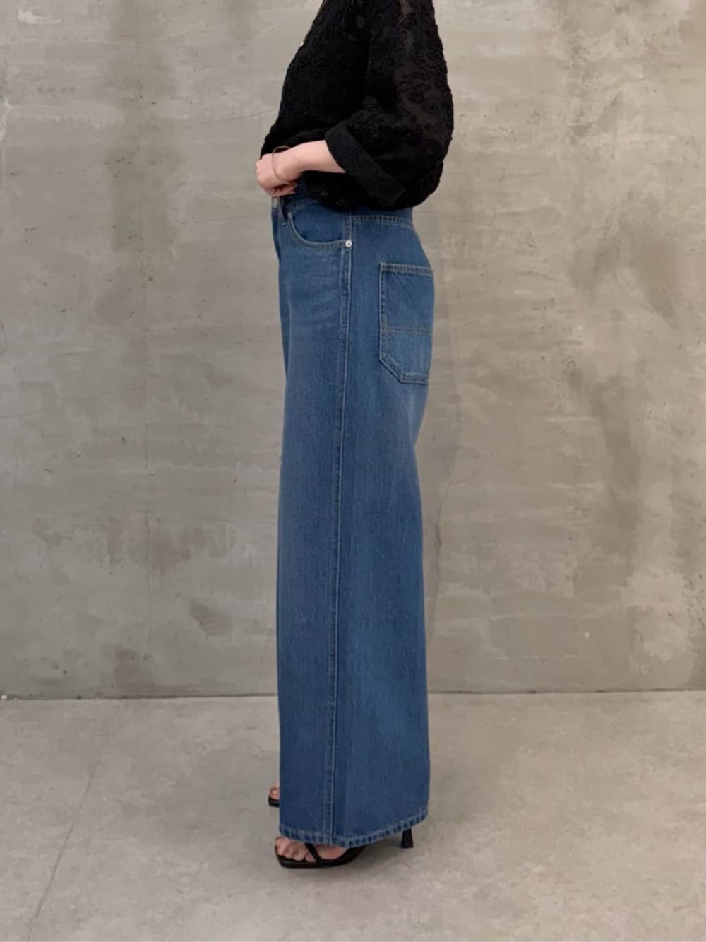 ブルー系のその他パンツ、ホワイト系のシャツ/ブラウスを着用したレディースの春コーディネートの7枚目の写真