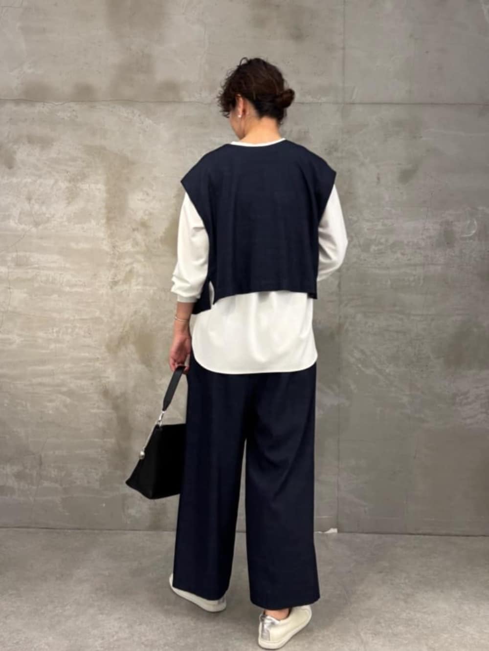 ブルー系のシャツ/ブラウス、ブルー系のその他パンツ、グレー系のショルダーバッグを着用したレディースの冬コーディネートの5枚目の写真