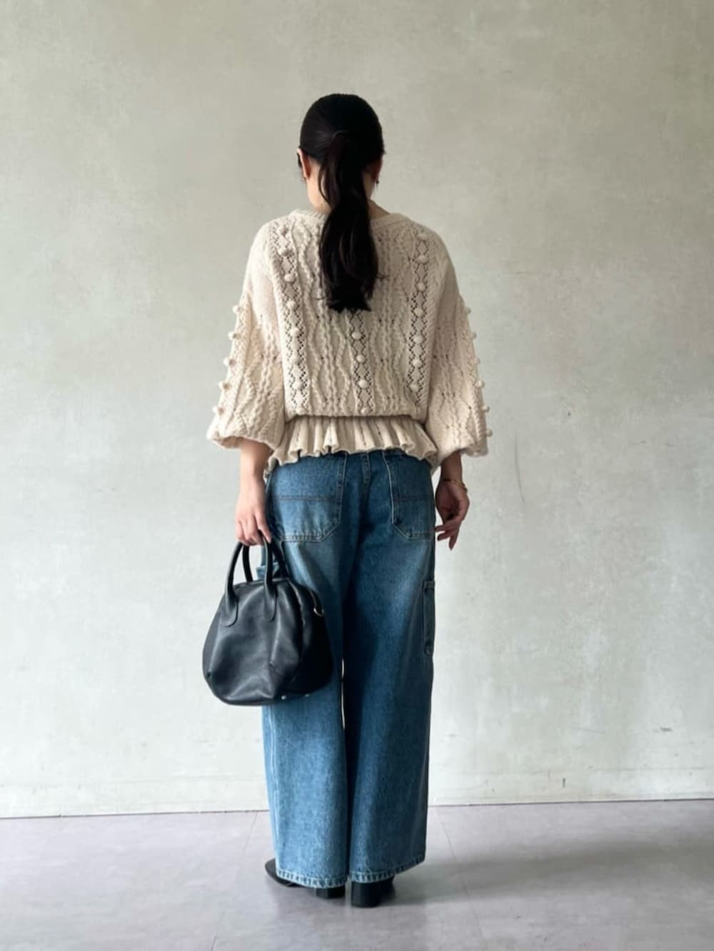 ブルー系のその他パンツ、ベージュ系のニット/セーターを着用したレディースの夏コーディネートの7枚目の写真