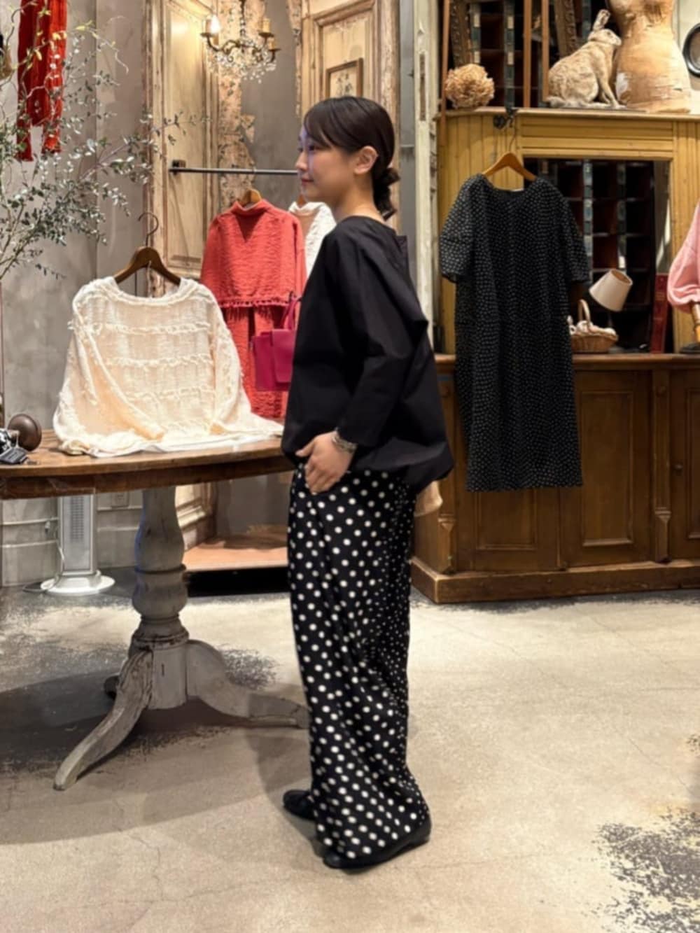 ブラック系のシャツ/ブラウス、ブラック系のその他パンツを着用したレディースの春コーディネートの9枚目の写真