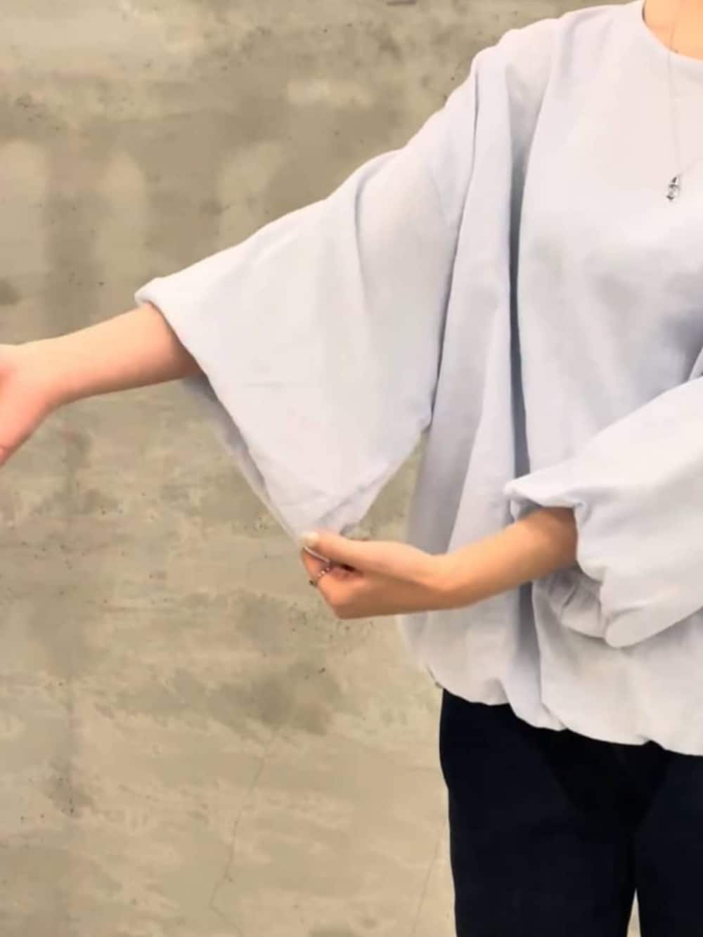 ブルー系のデニムパンツ、ブルー系のシャツ/ブラウス、シルバー系のリングを着用したレディースの冬コーディネートの5枚目の写真