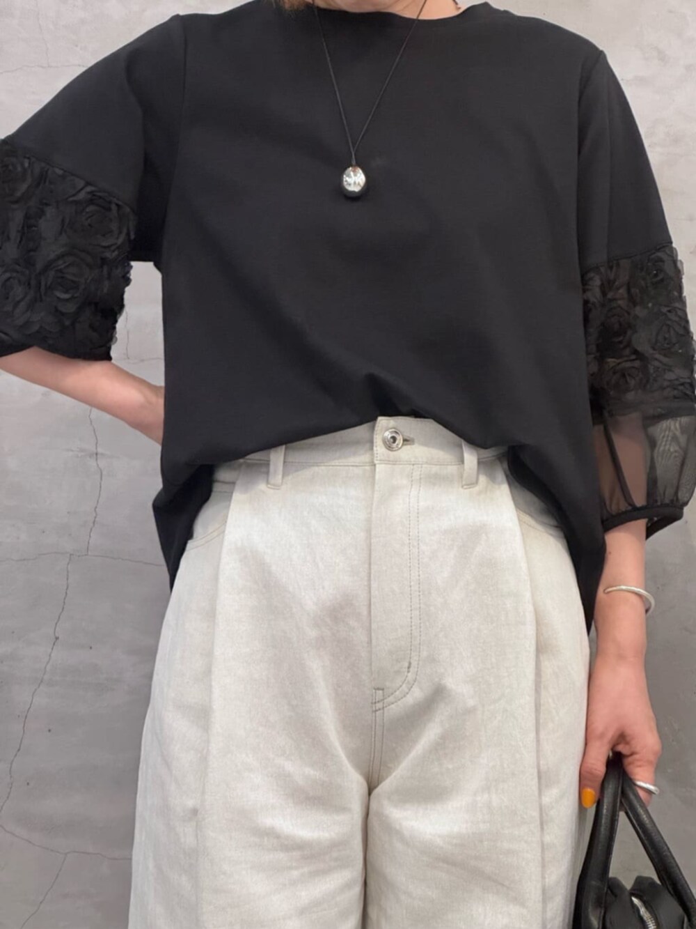 ブラック系のTシャツ/カットソー、ホワイト系のその他パンツを着用したレディースの春コーディネートの7枚目の写真