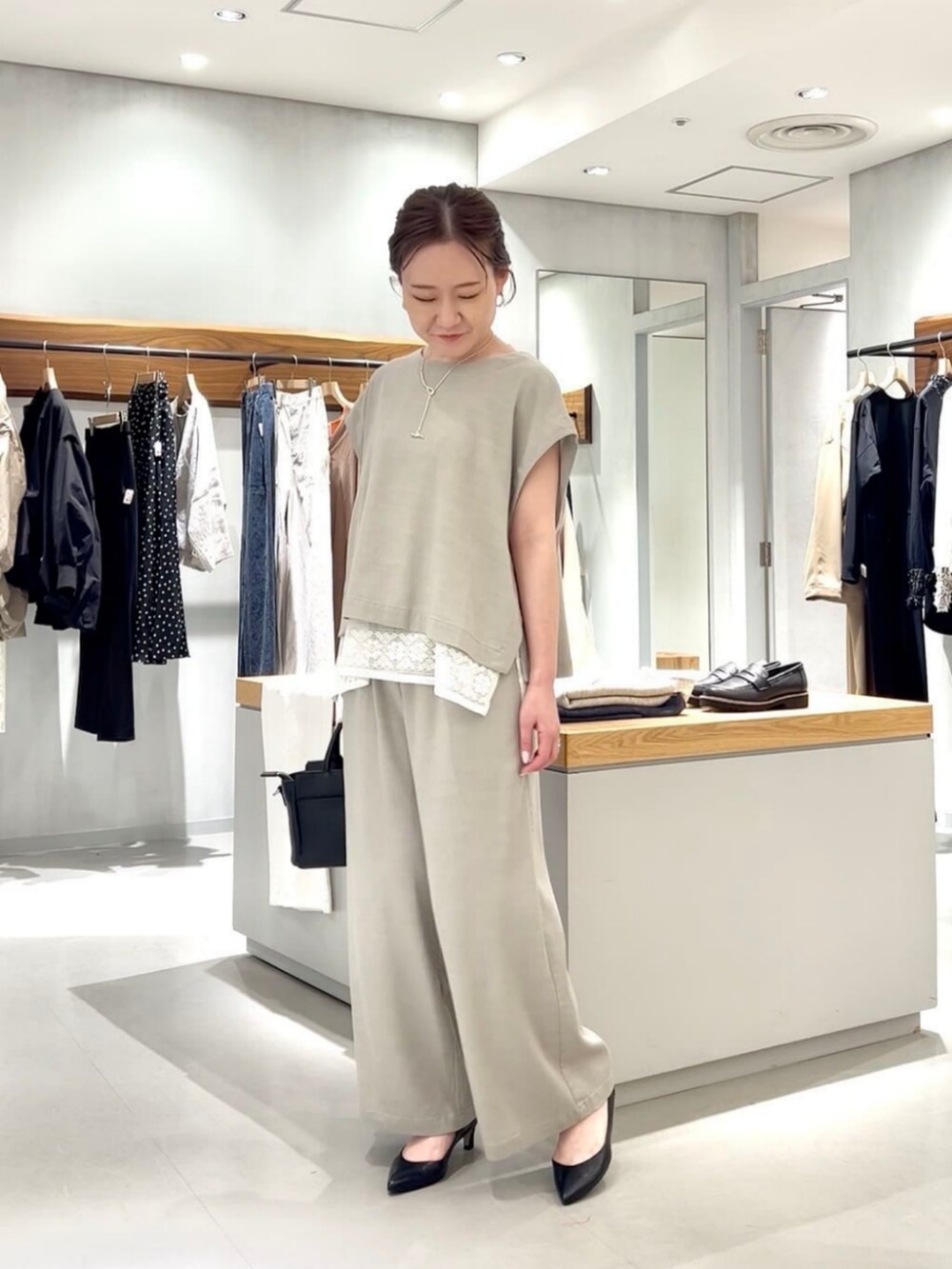 グレー系のシャツ/ブラウス、ホワイト系のシャツ/ブラウス、グレー系のその他パンツを着用したレディースの春コーディネートの3枚目の写真