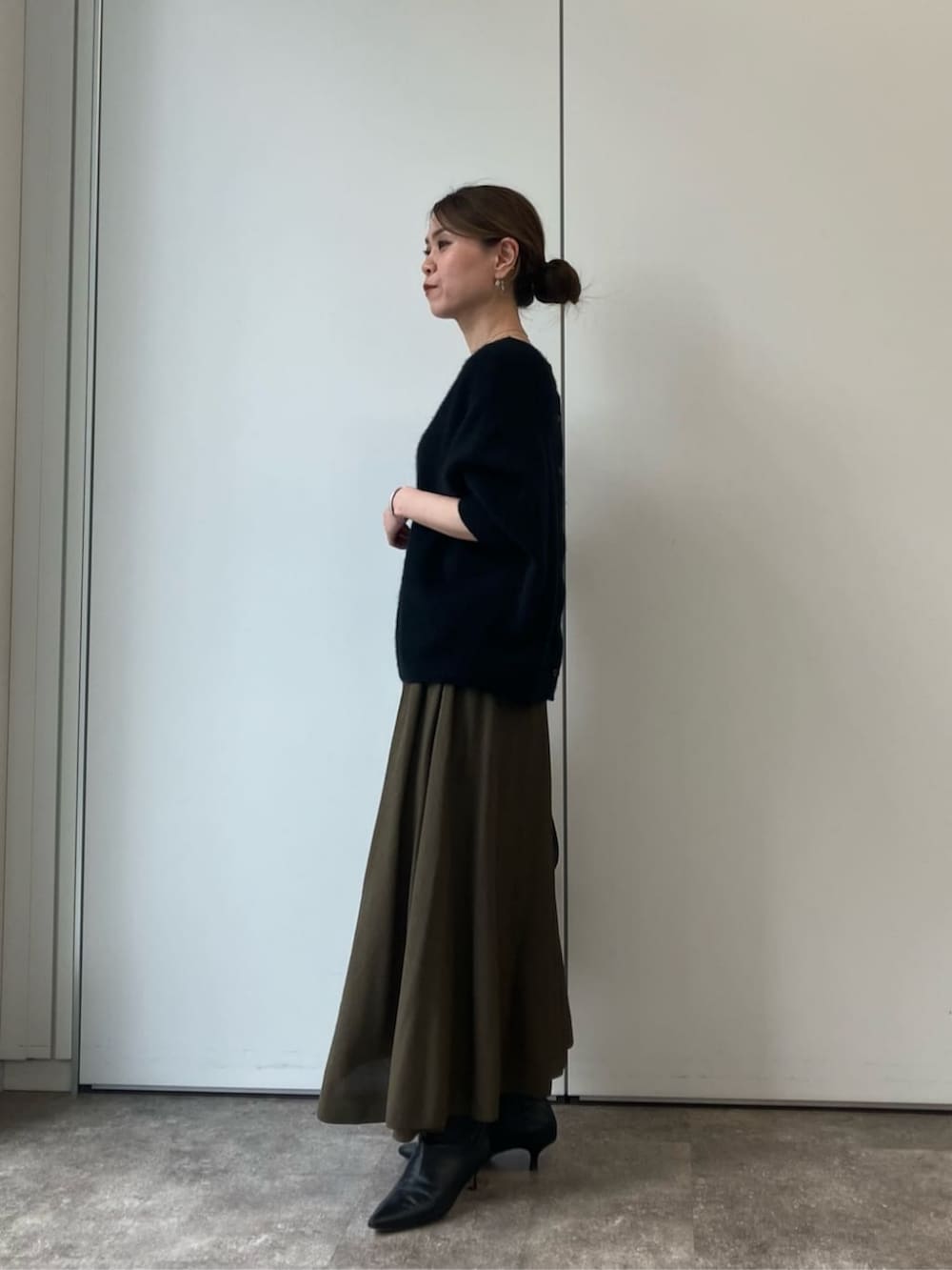 グリーン系のその他パンツ、ブラック系のニット/セーターを着用したレディースの夏コーディネートの5枚目の写真