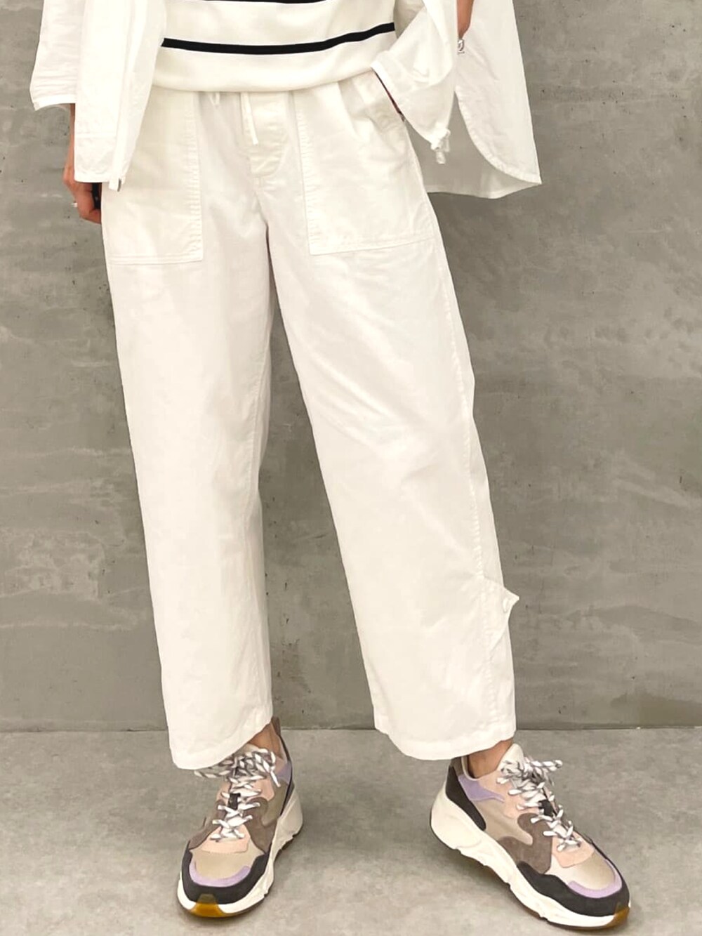 ホワイト系のシャツ/ブラウス、ホワイト系のその他パンツ、ブラック系のトートバッグを着用したレディースの冬コーディネートの5枚目の写真