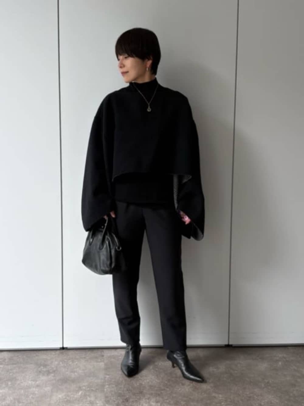 ブラック系のその他パンツ、ブラック系のその他アウターを着用したレディースの夏コーディネートの4枚目の写真