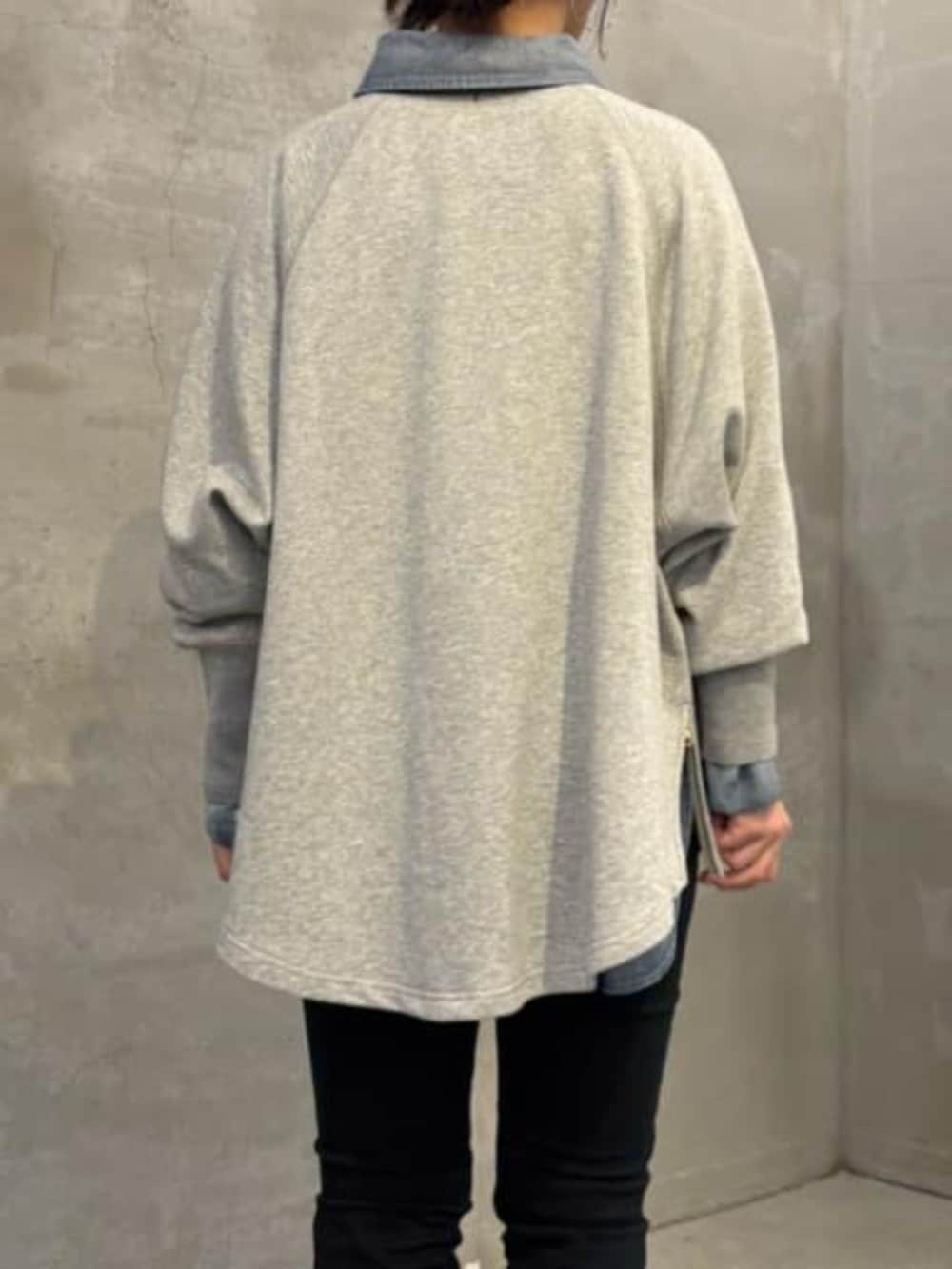 ブラック系のその他パンツ、ブルー系のシャツ/ブラウス、グレー系のTシャツ/カットソーを着用したレディースの夏コーディネートの7枚目の写真