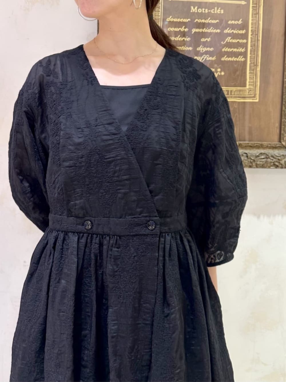 ブラック系のワンピースを着用したレディースの冬コーディネートの5枚目の写真