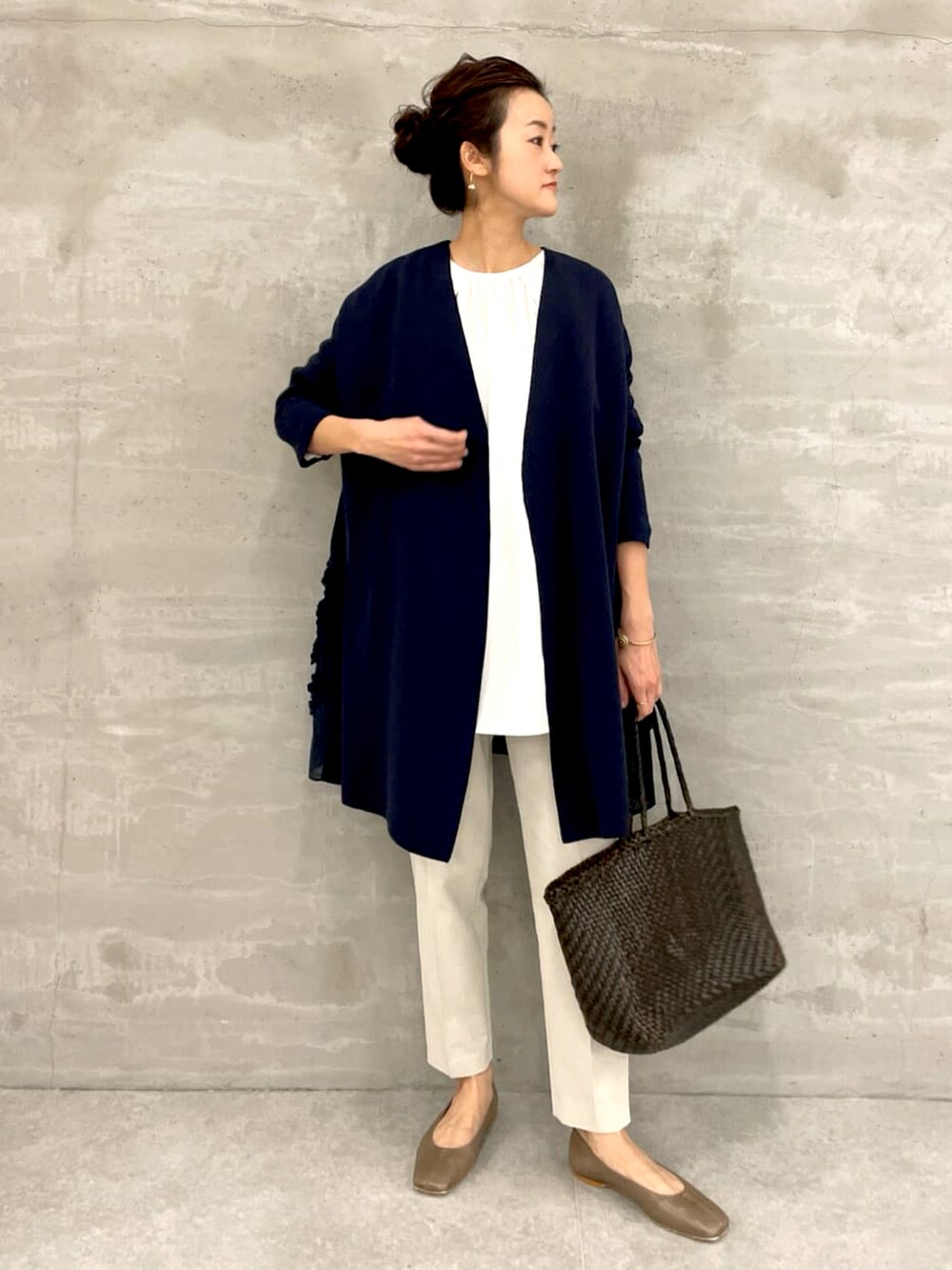 ブルー系のカーディガン/ボレロ、ホワイト系のシャツ/ブラウス、ベージュ系のその他パンツを着用したレディースの春コーディネートの2枚目の写真