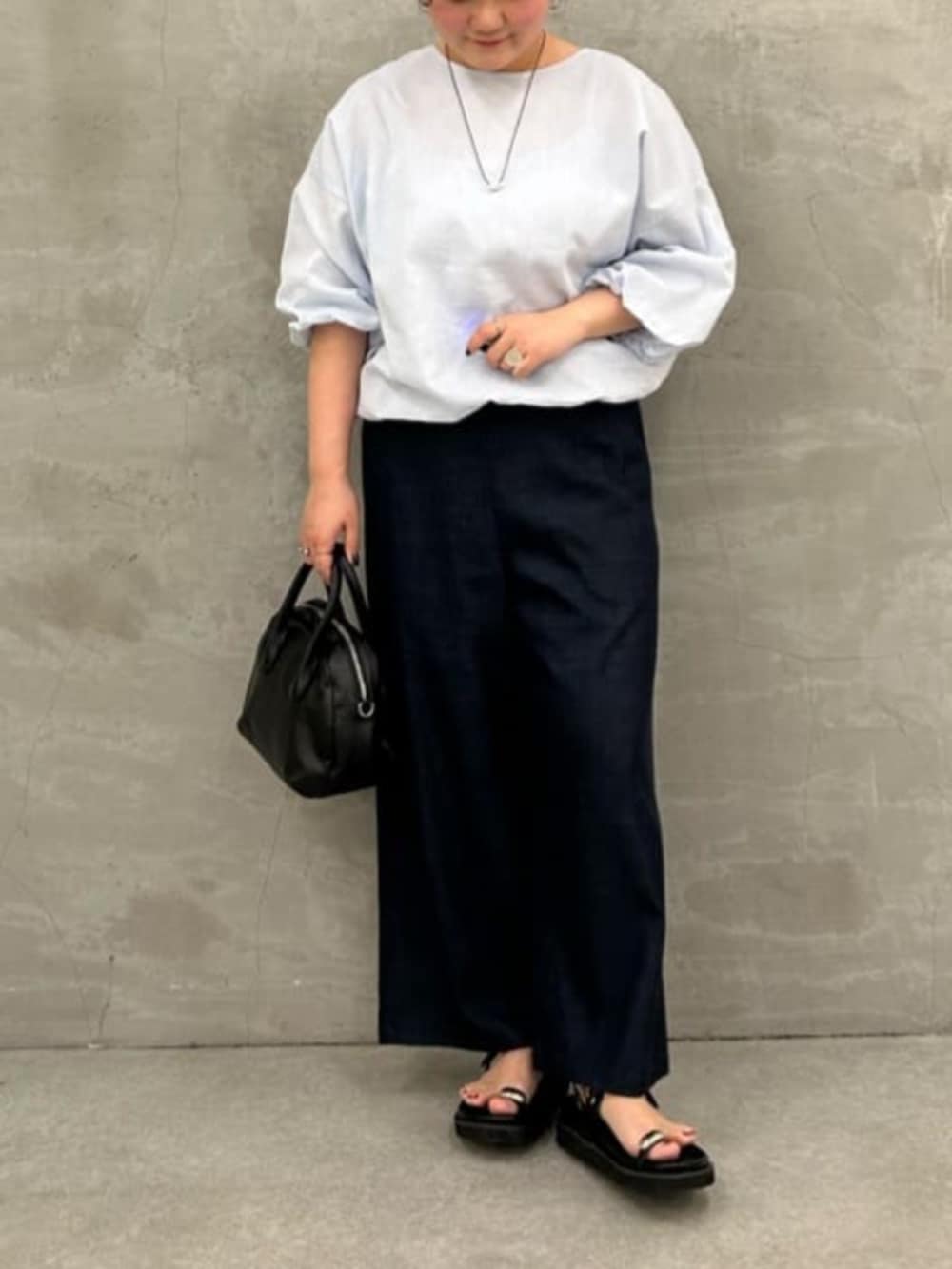 ブルー系のその他パンツ、ブルー系のシャツ/ブラウス、ブラック系のサンダルを着用したレディースの冬コーディネートの2枚目の写真