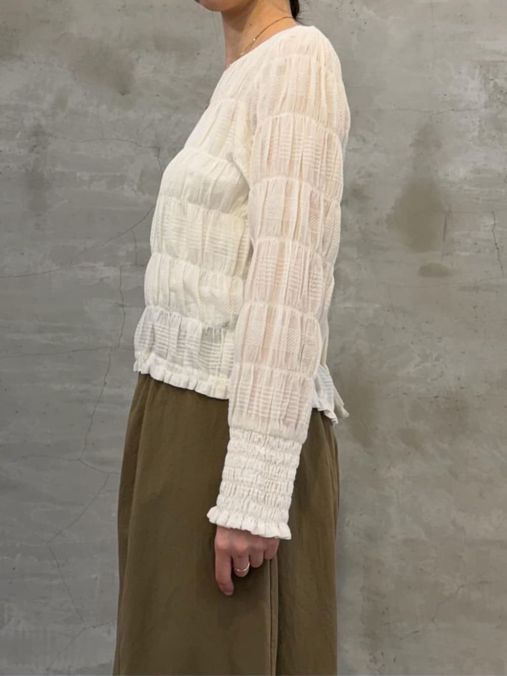 ホワイト系のトートバッグ、イエロー系のその他パンツ、ホワイト系のシャツ/ブラウスを着用したレディースの春コーディネートの5枚目の写真