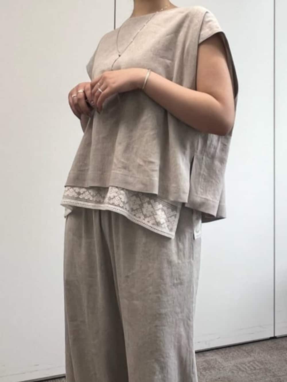 グレー系のボストンバッグ、ホワイト系のシャツ/ブラウス、ベージュ系のシャツ/ブラウスを着用したレディースの冬コーディネートの5枚目の写真