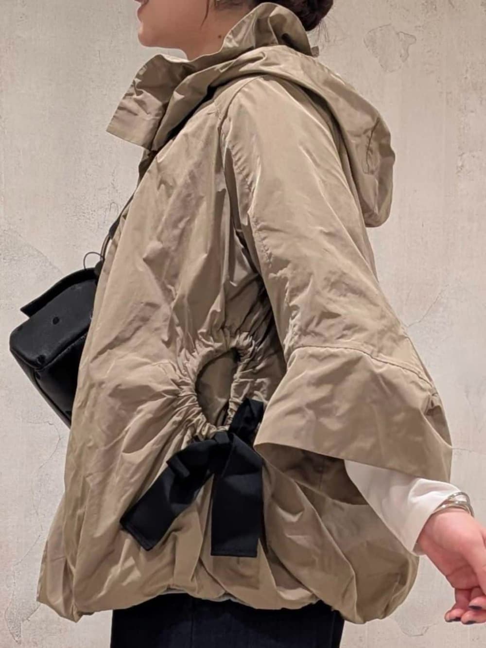 ブルー系のその他パンツ、ブラック系のブーツ、ブラウン系のブルゾンを着用したレディースの冬コーディネートの9枚目の写真