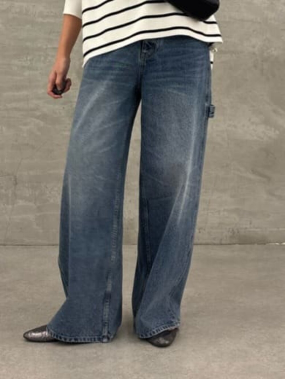 ブラック系のショルダーバッグ、グリーン系のその他アウター、ホワイト系のニット/セーターを着用したレディースの冬コーディネートの9枚目の写真