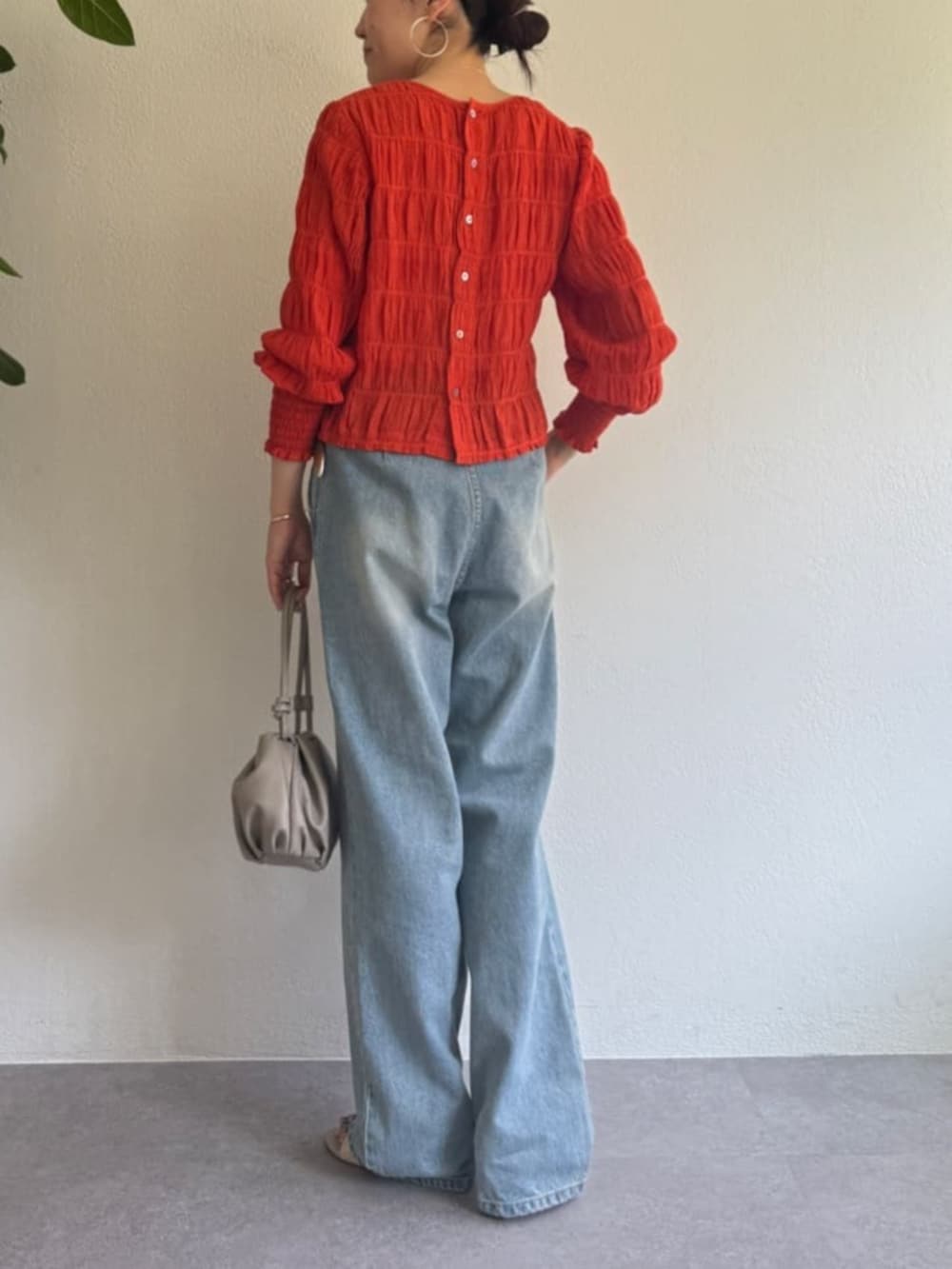 オレンジ系のシャツ/ブラウスを着用したレディースの春コーディネートの6枚目の写真