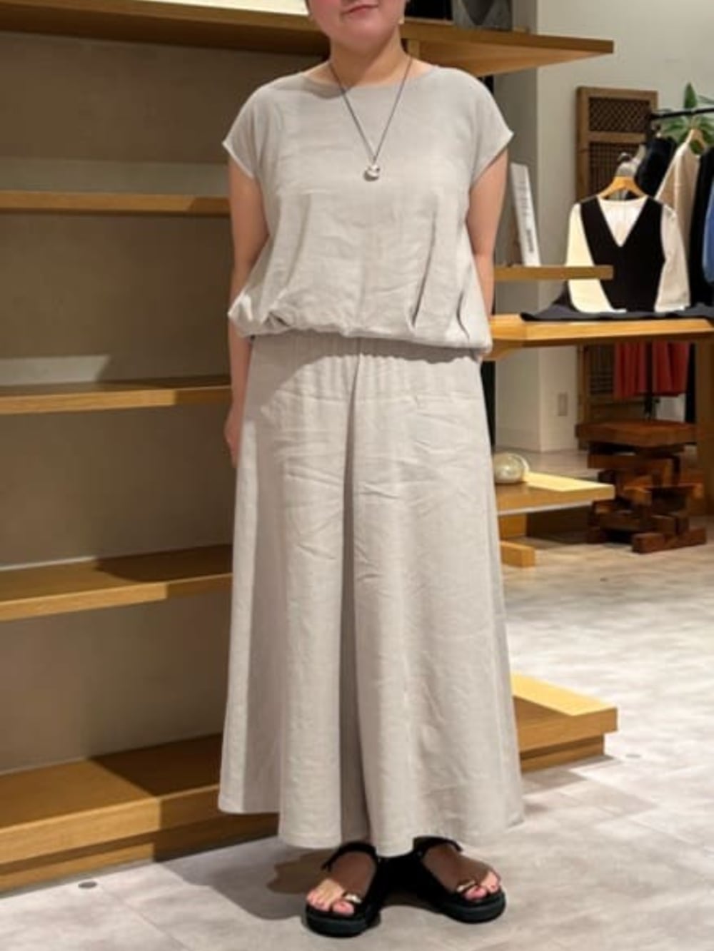 ブラック系のショルダーバッグ、ブラック系のサンダル、グレー系のその他パンツを着用したレディースの春コーディネートの5枚目の写真