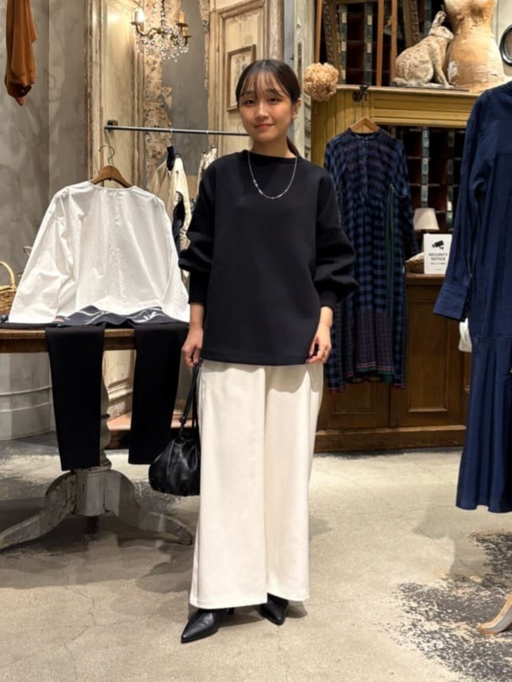 ブラック系のTシャツ/カットソー、ホワイト系のその他パンツを着用したレディースの冬コーディネートの2枚目の写真